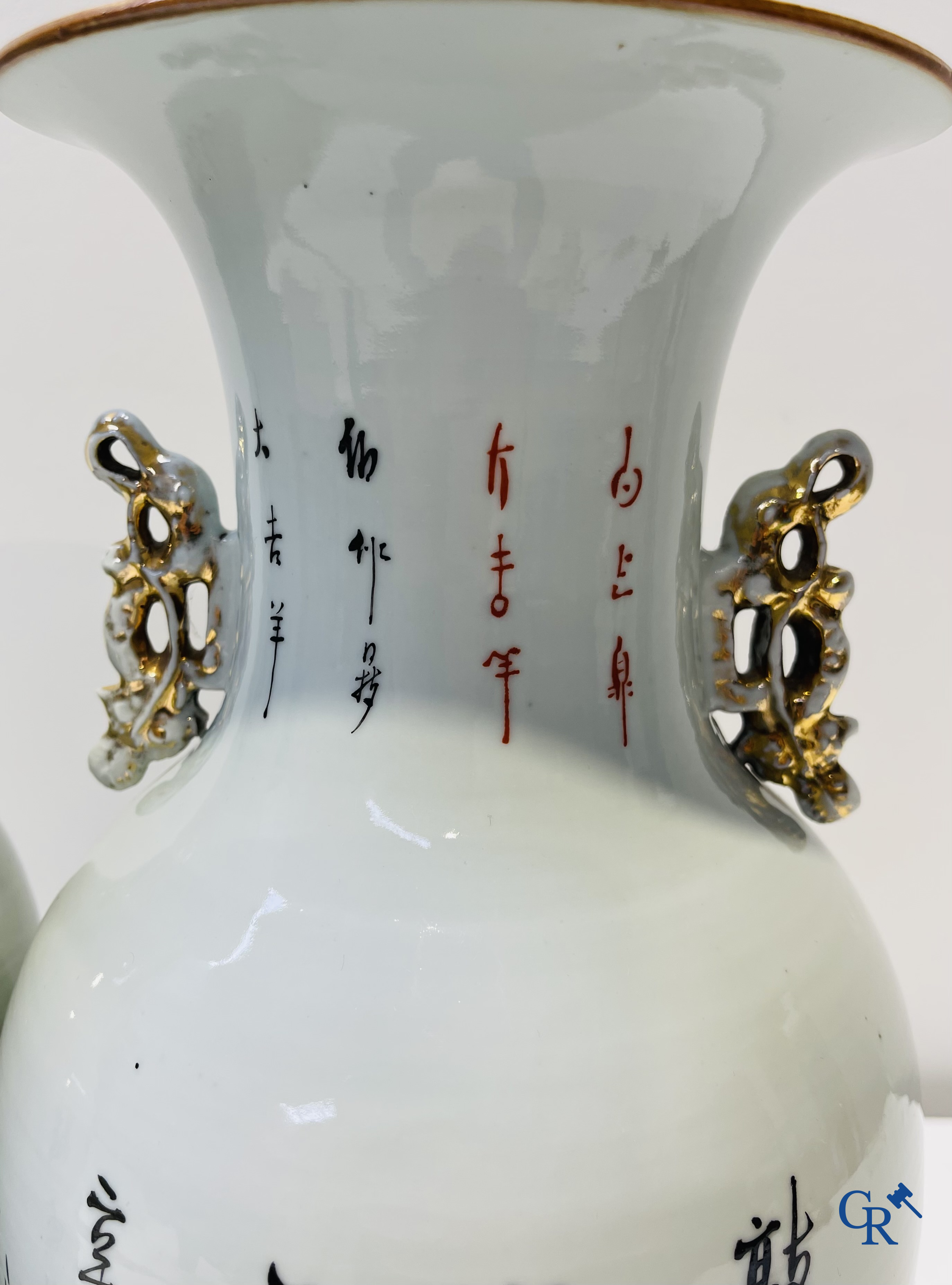 Art Asiatique: Porcelaine chinoise, paire de vases Chinois avec des dames dans un jardin. Période République.