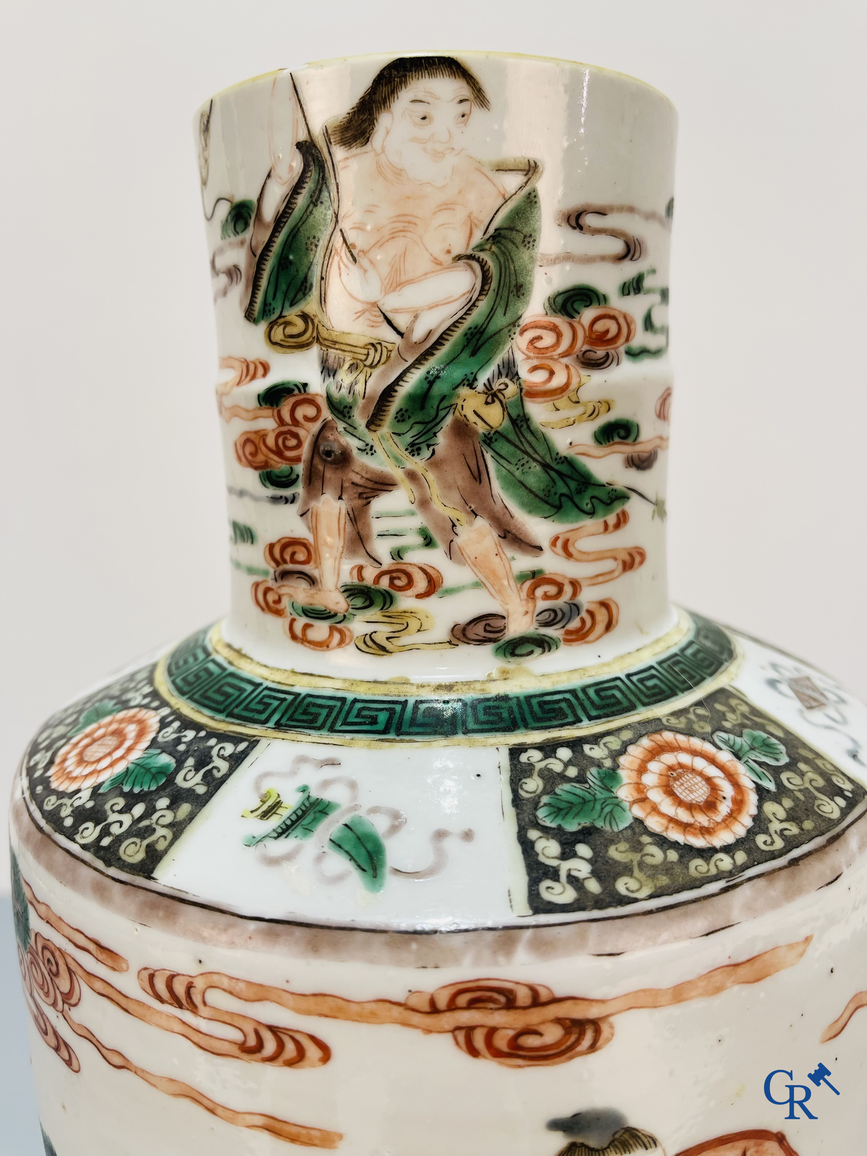 Art Asiatique, porcelaine chinoise, un vase chinois famille verte.