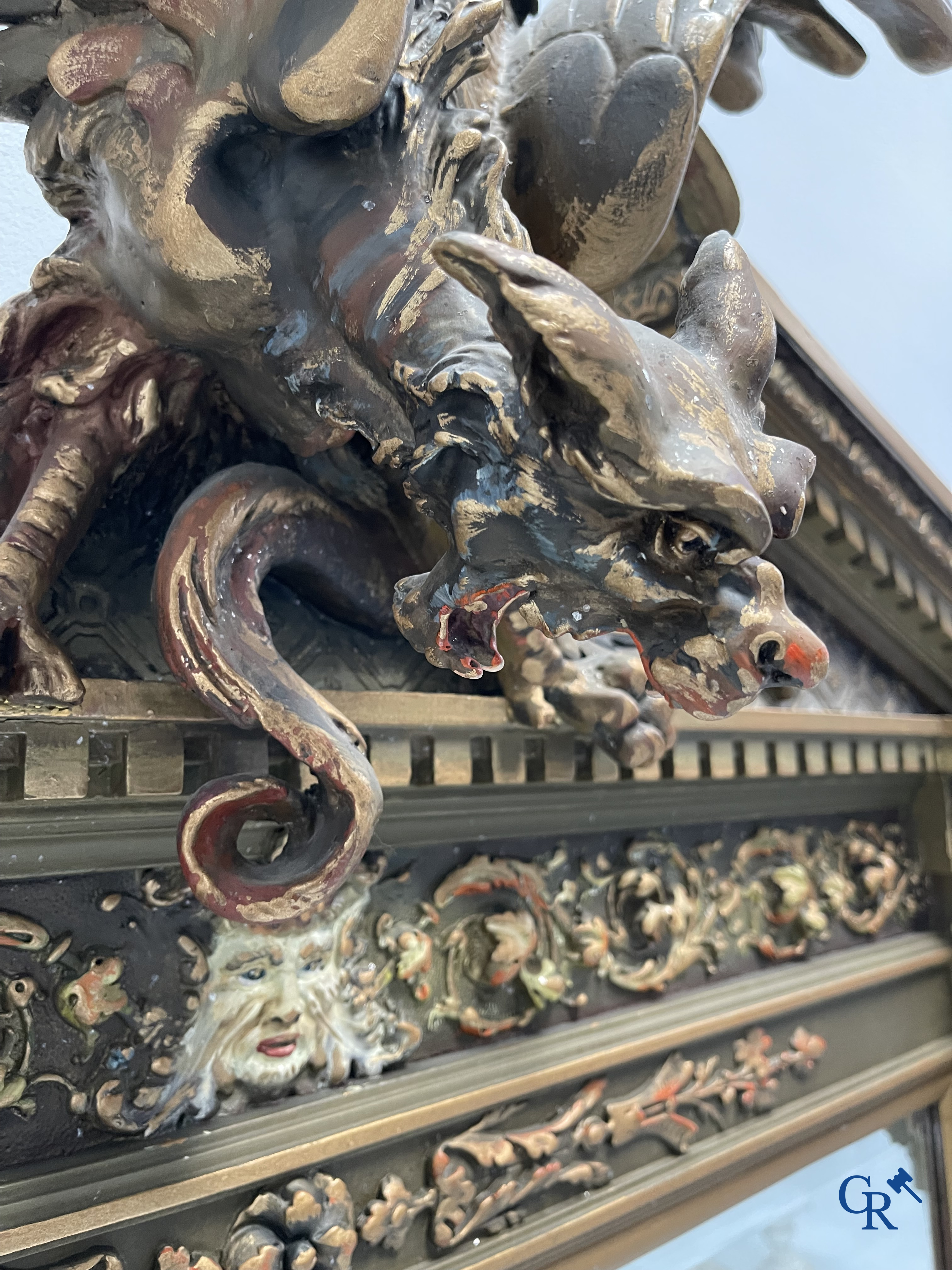 Un grand miroir de cheminée patiné avec un dragon. Vers 1900.