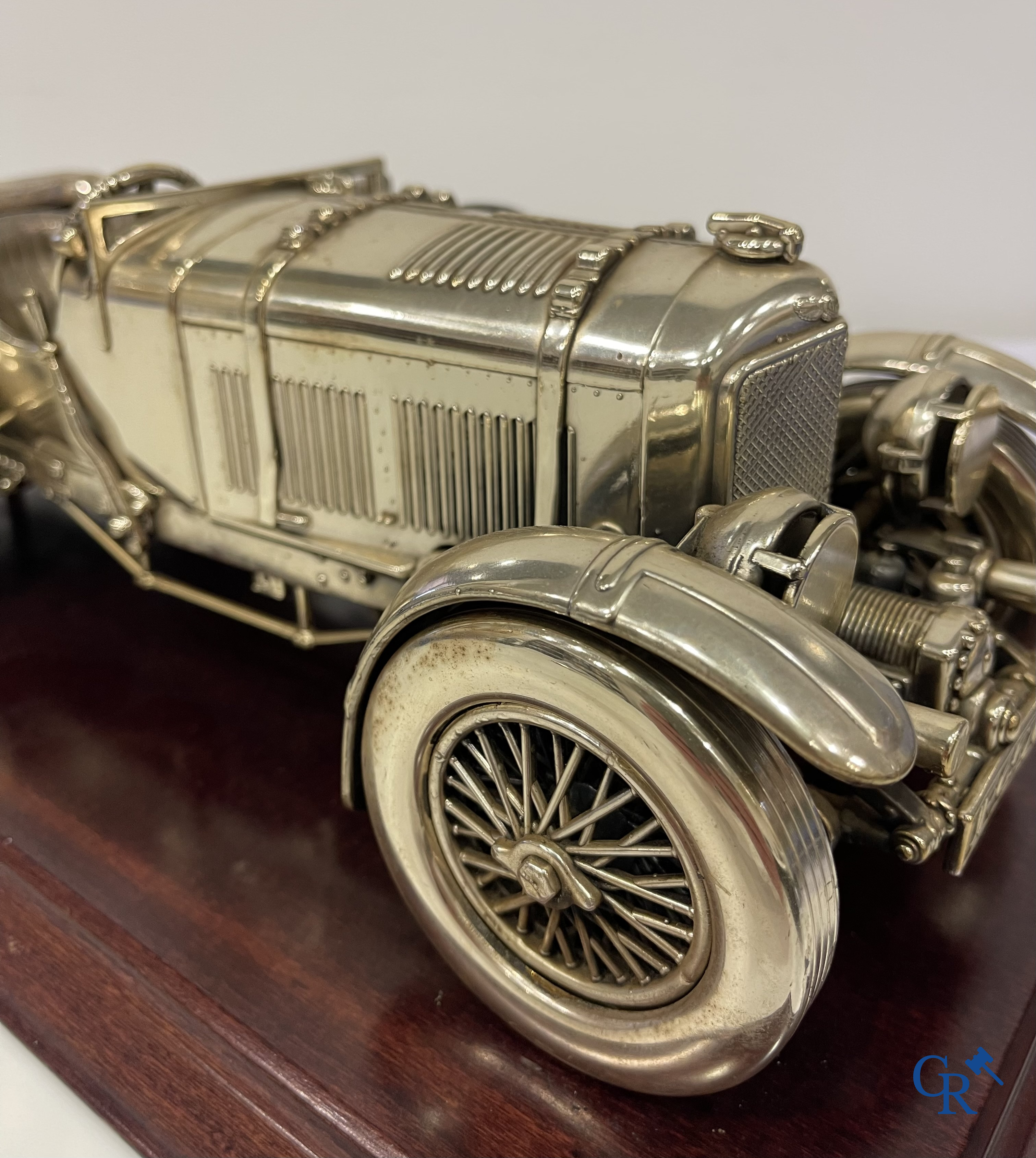 Bentley, een uitzonderlijk fijn gedetailleerd sterling zilveren 925°/00 schaalmodel van een 30 er jaren Bentley.