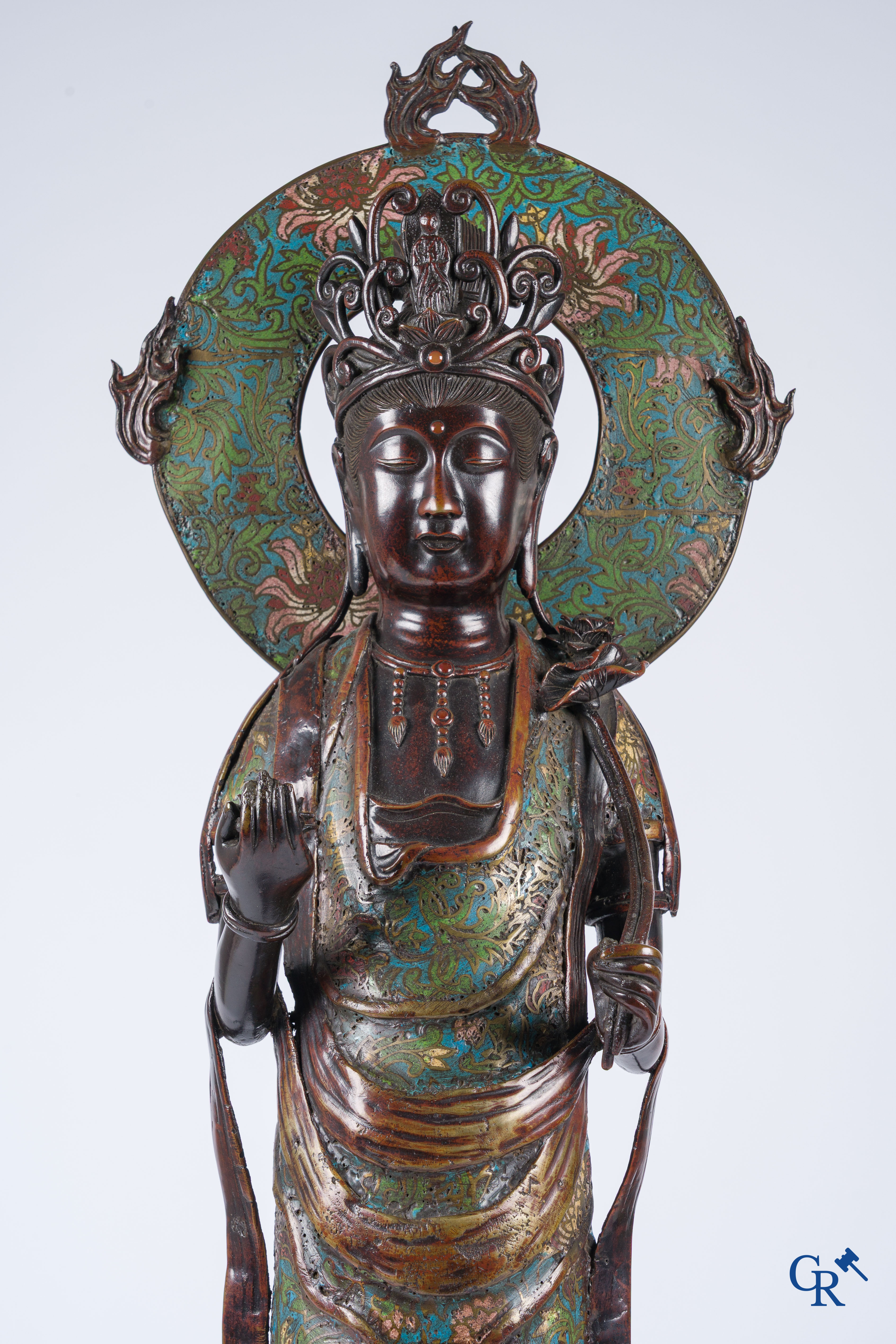 Aziatica, een grote Japanse champlevé bronzen figuur van een staande Guanyin. 19de eeuw.