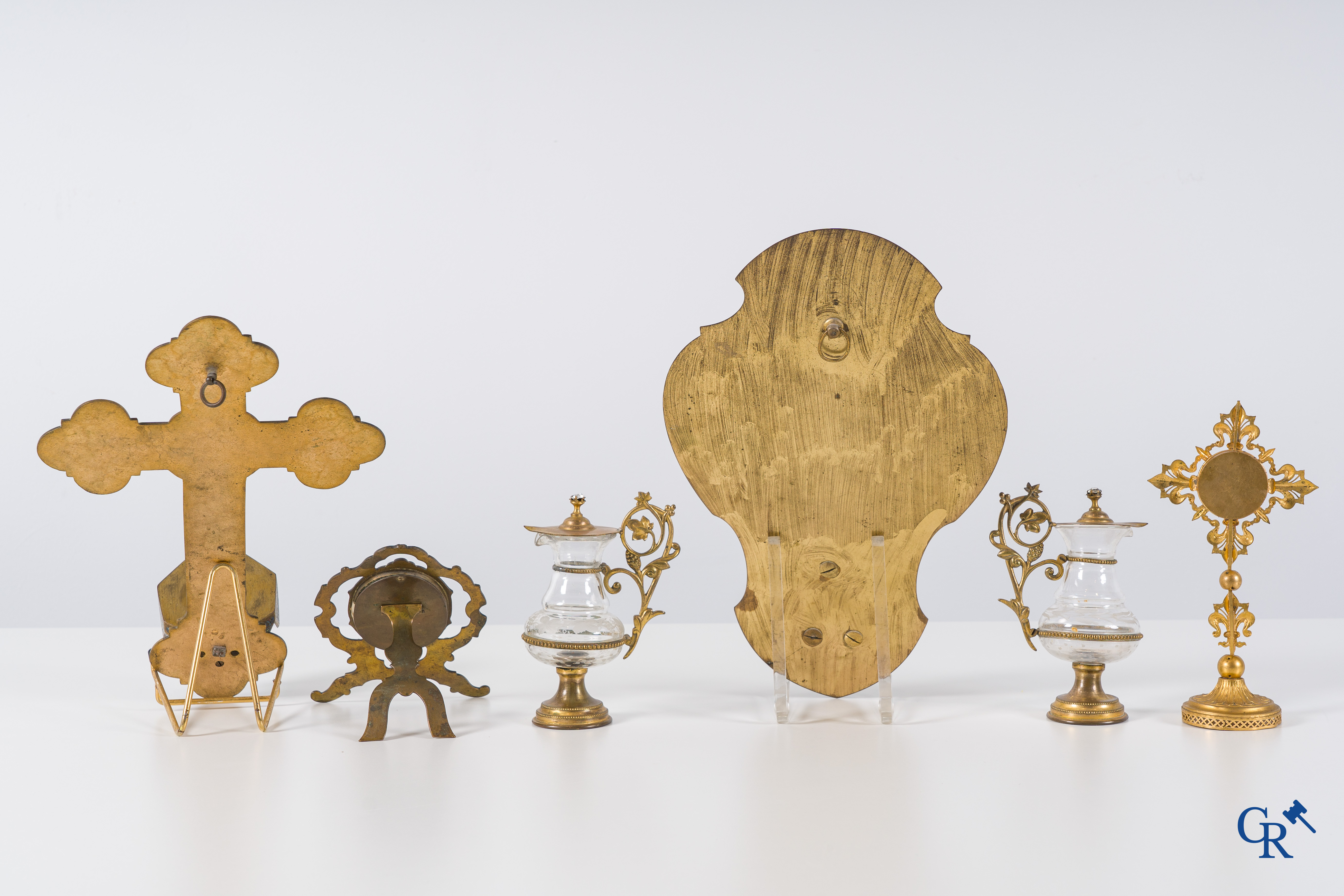 Religious objects: A lot consisting of a reliquary, 2 holy water vessels, a frame and liturgical crucibles.