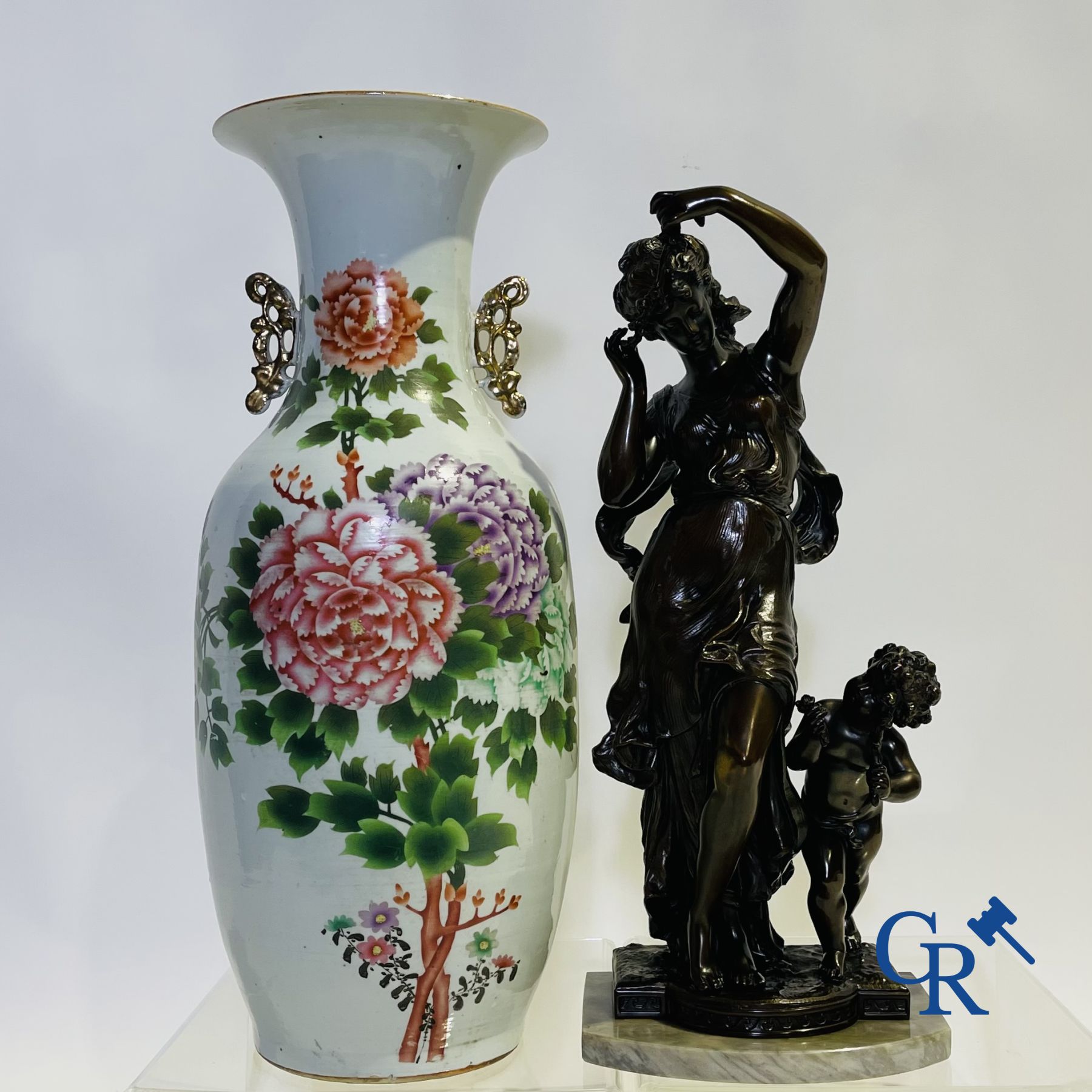 Un lot d'un vase chinois, 2 statues et une garniture de cheminée en régule.