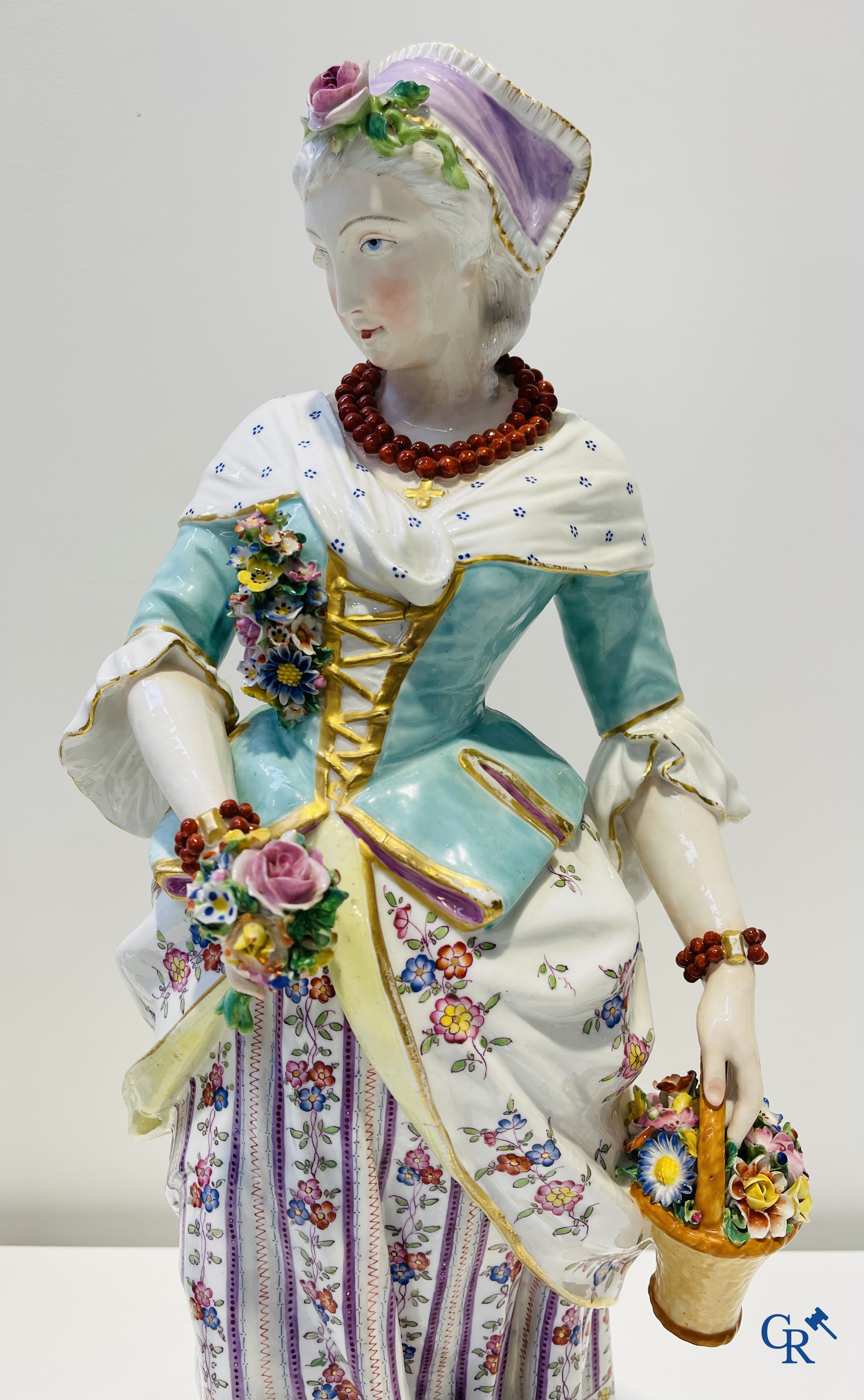 Exceptionnelle grande paire de statues romantiques en porcelaine colorée et dorée dans le gout de Meissen.