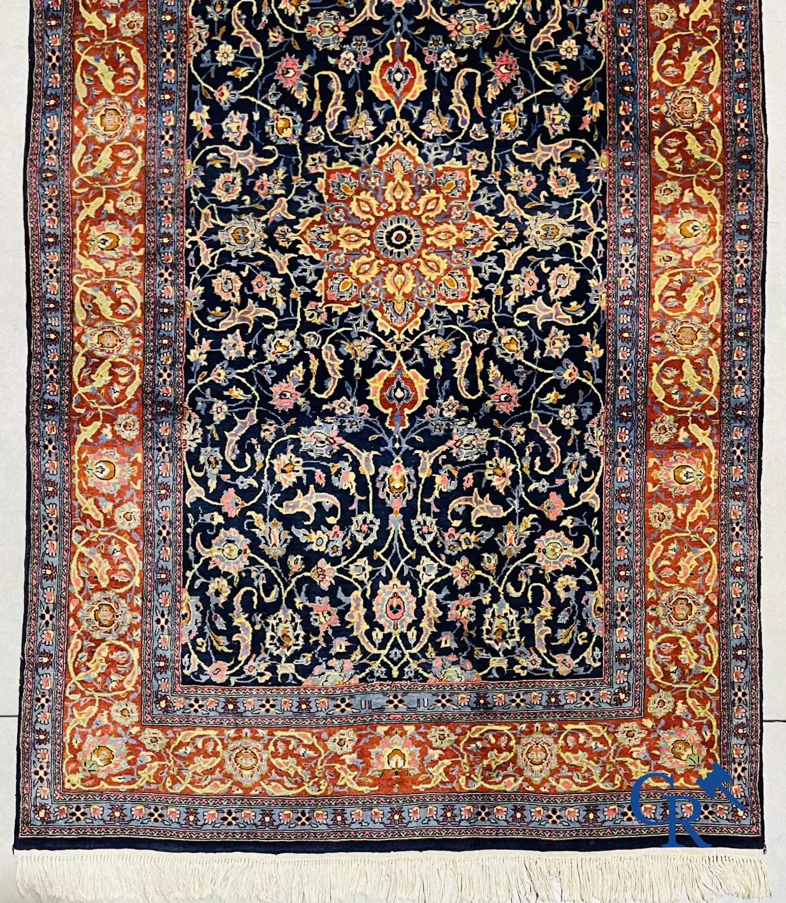 Tapis: Tapis persan en laine. Décor florale.