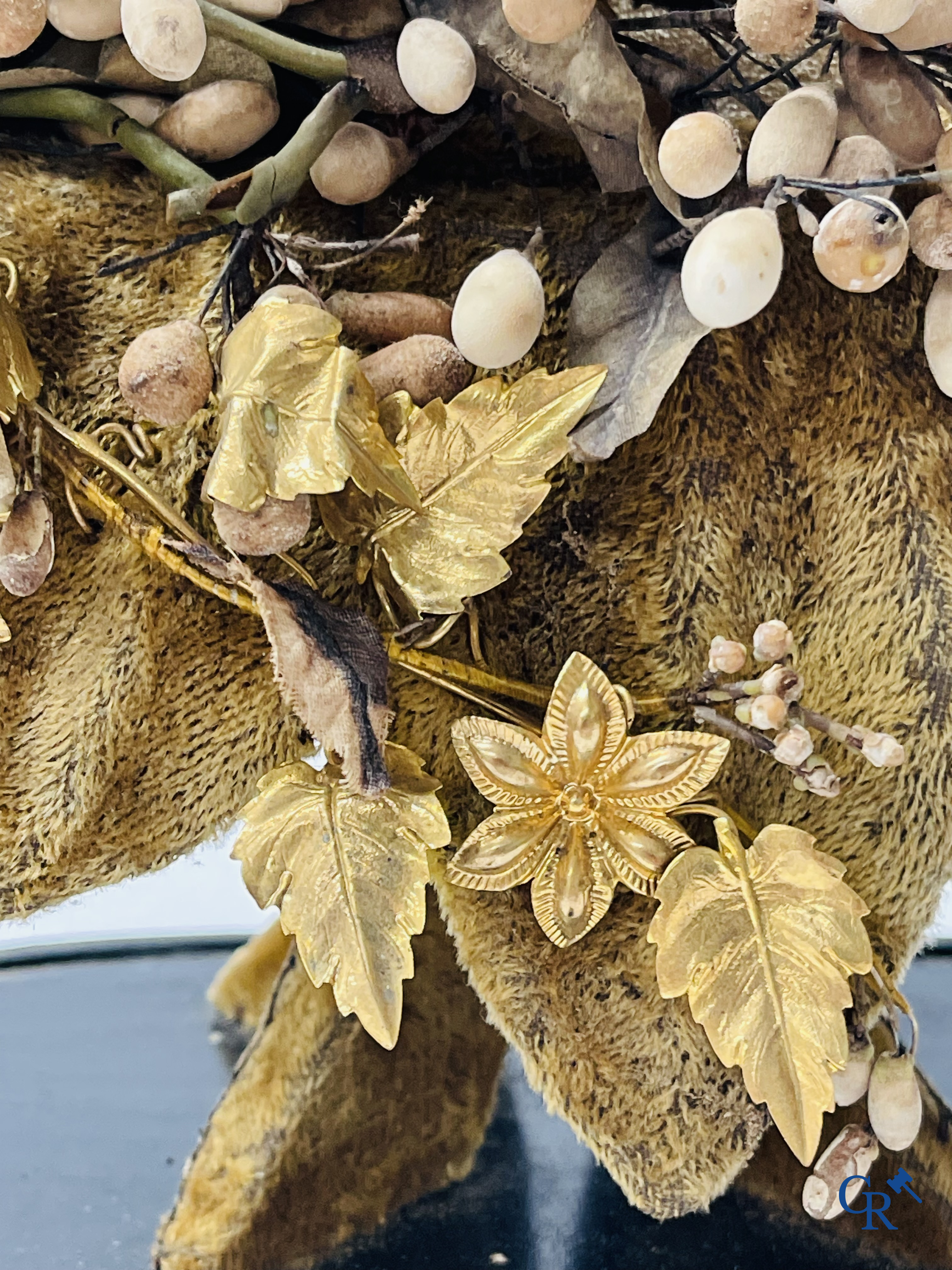 2 globes en verre avec un bouquet de mariage sur une base ornée d'ornements en laiton doré. vers 1900.