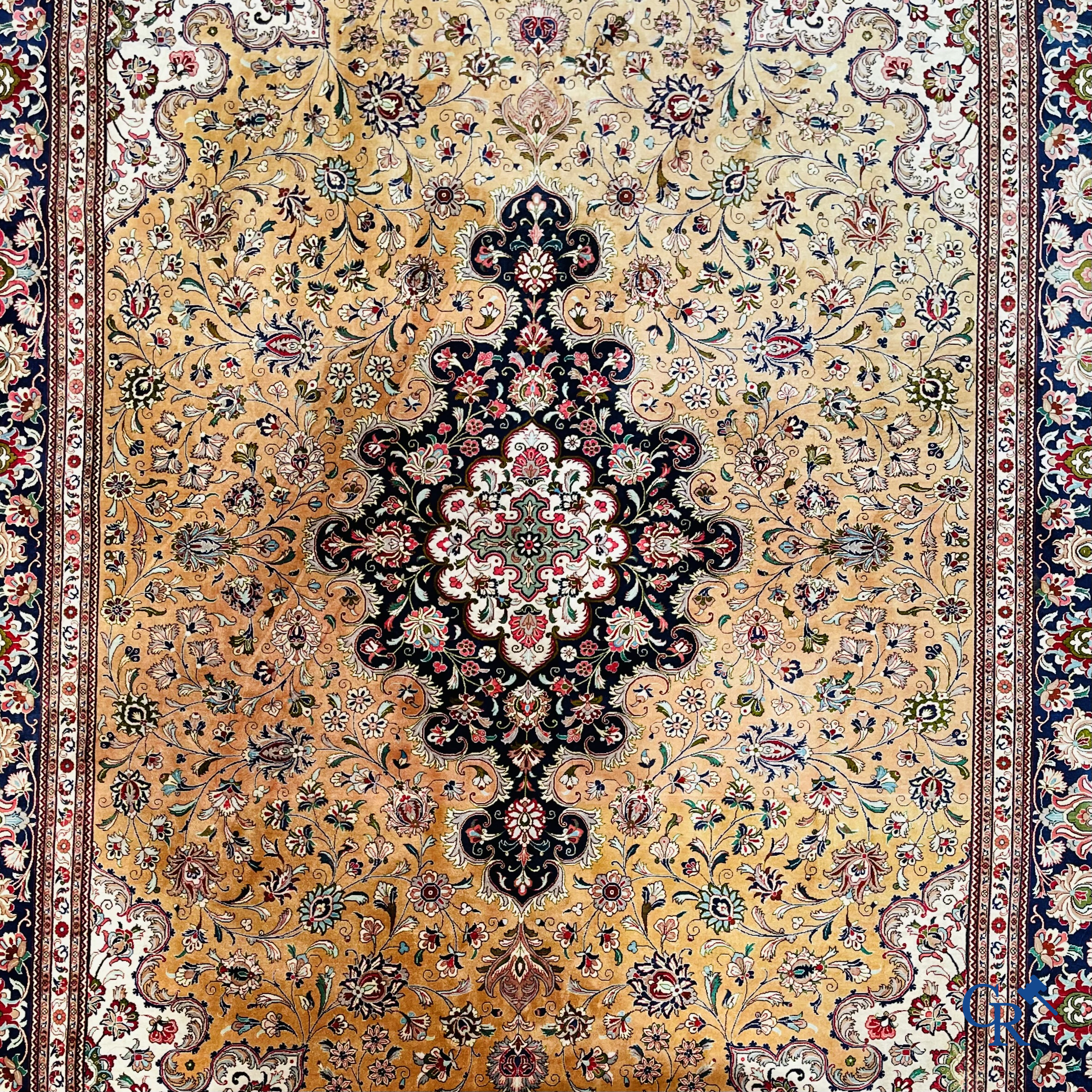 Tapis d'Orient: Ghoum, Iran. Exceptionnel tapis noué à la main en soie.