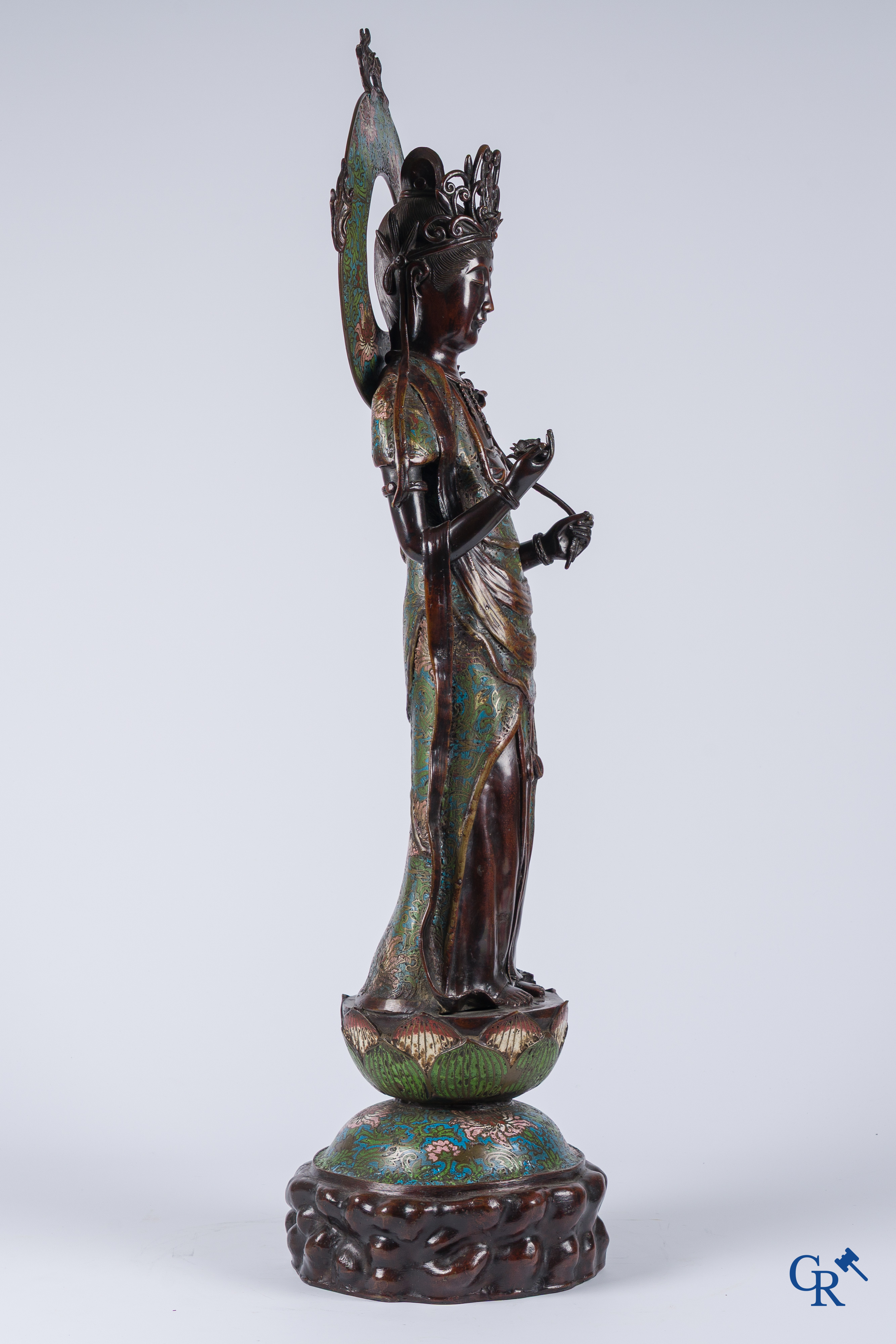 Aziatica, een grote Japanse champlevé bronzen figuur van een staande Guanyin. 19de eeuw.