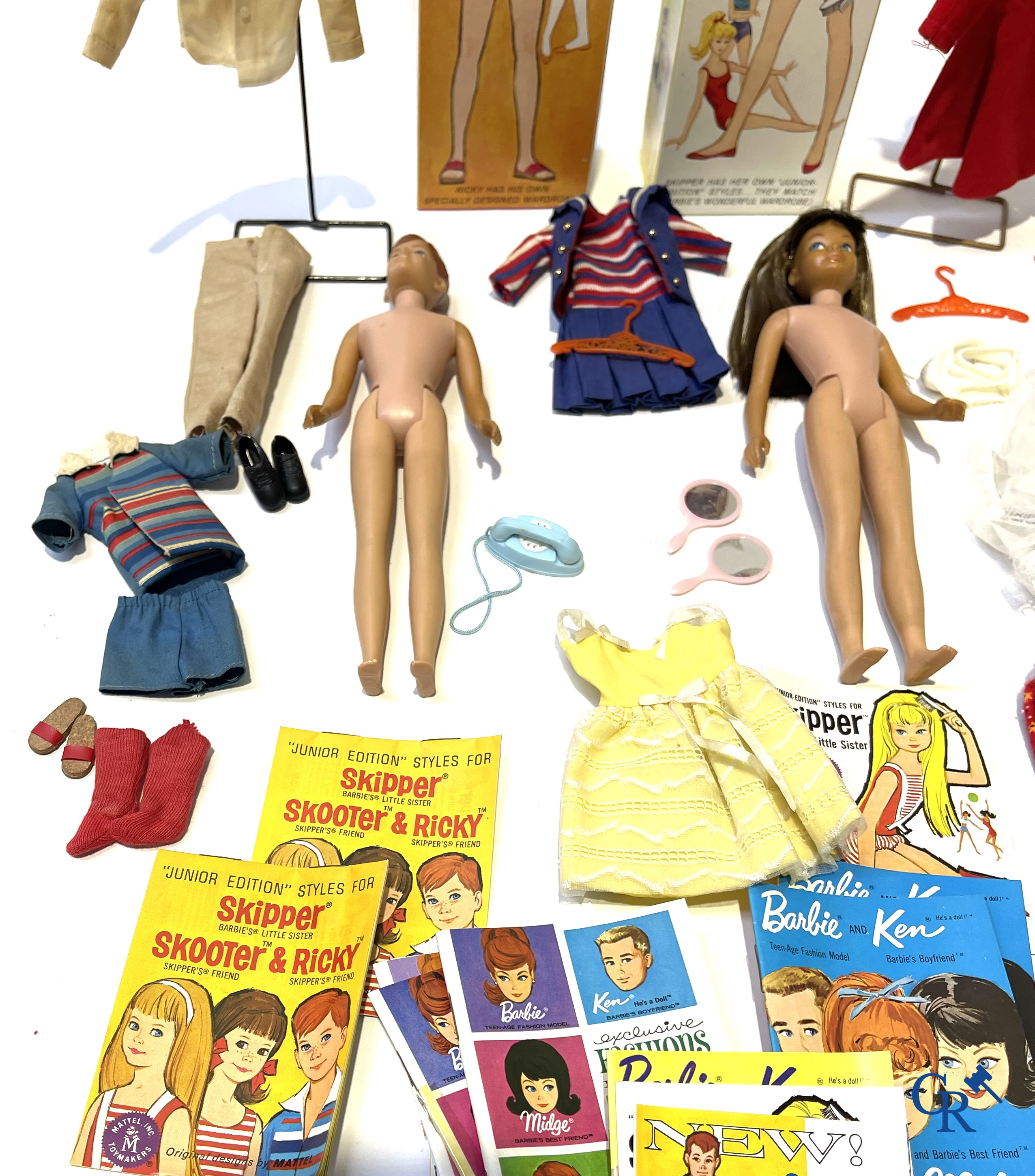 Vieux jouets. Mattel, un beau lot de poupées et attributs. Barbie, Ricky, Skipper, Ken, etc. Années 1960 et plus tard.