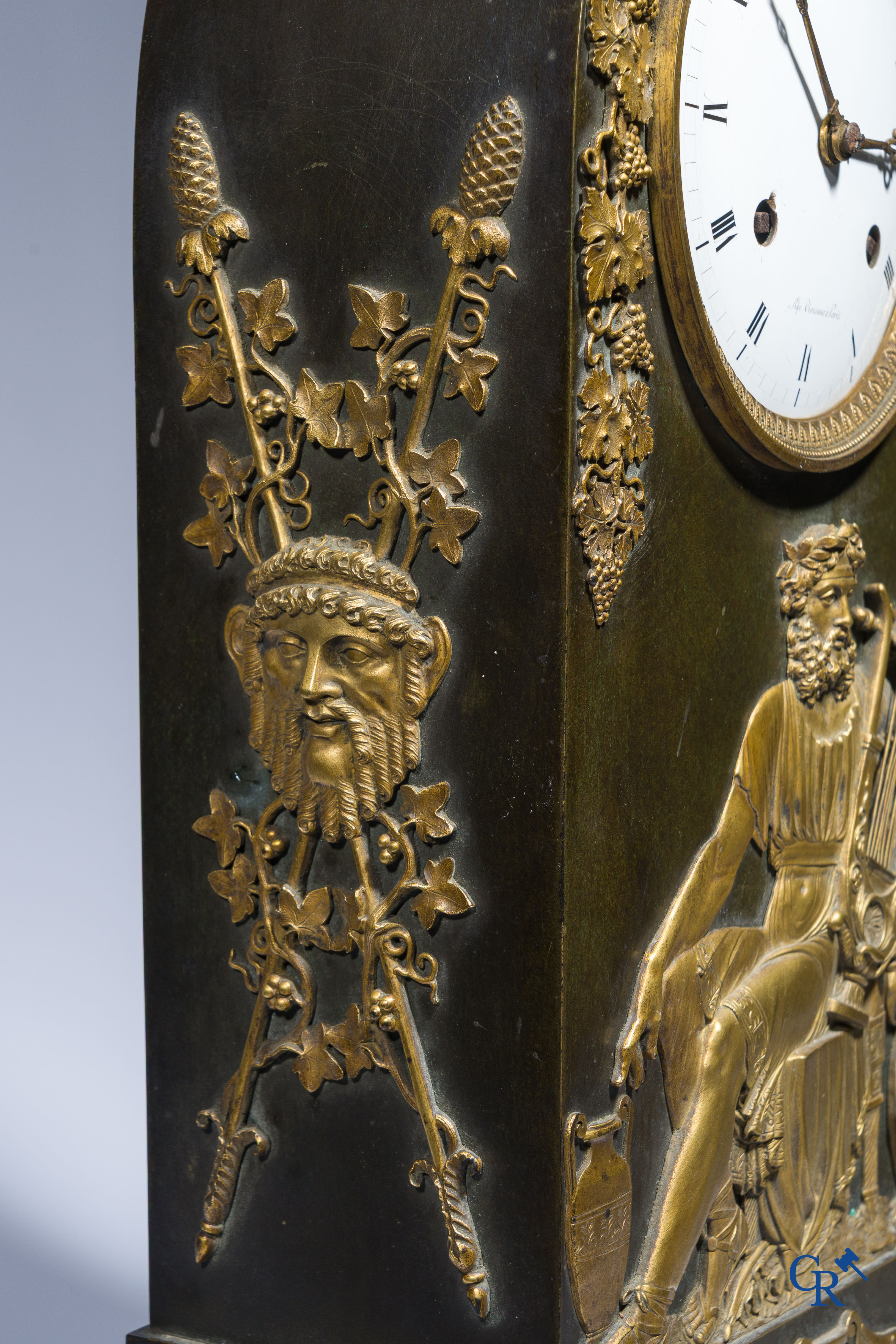 Claude Galle, Rue Vivienne à Paris. Pendule borne "Anacreon" in verguld en gepatineerd brons. Empire, Circa 1806.