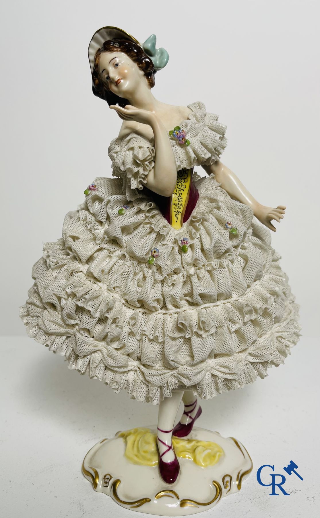 Volkstedt Rudolstadt: Voorstelling van een danseres in dentelle. (lace porcelain)