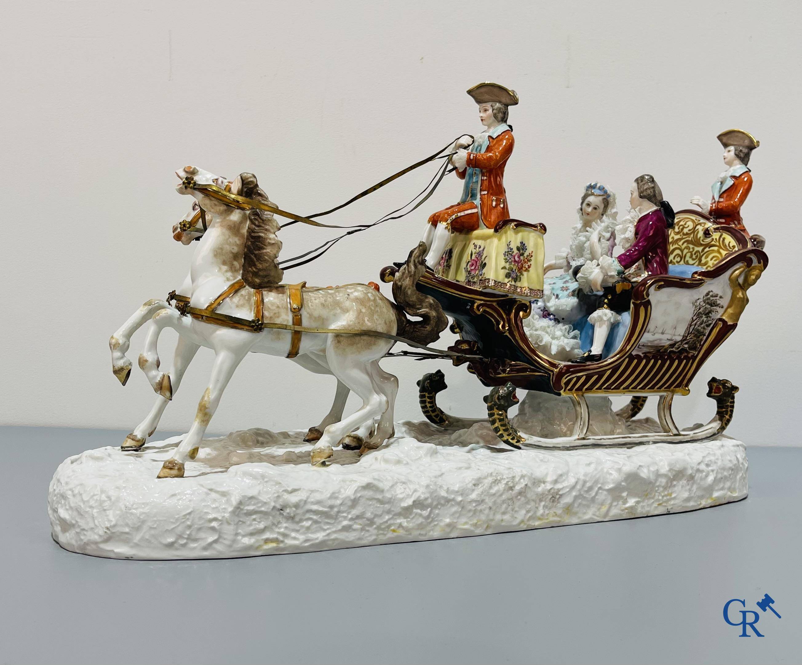 Europees porselein, in de stijl van Volkstedt Rudolstadt, grote paardenslee met personages in lace porcelain.