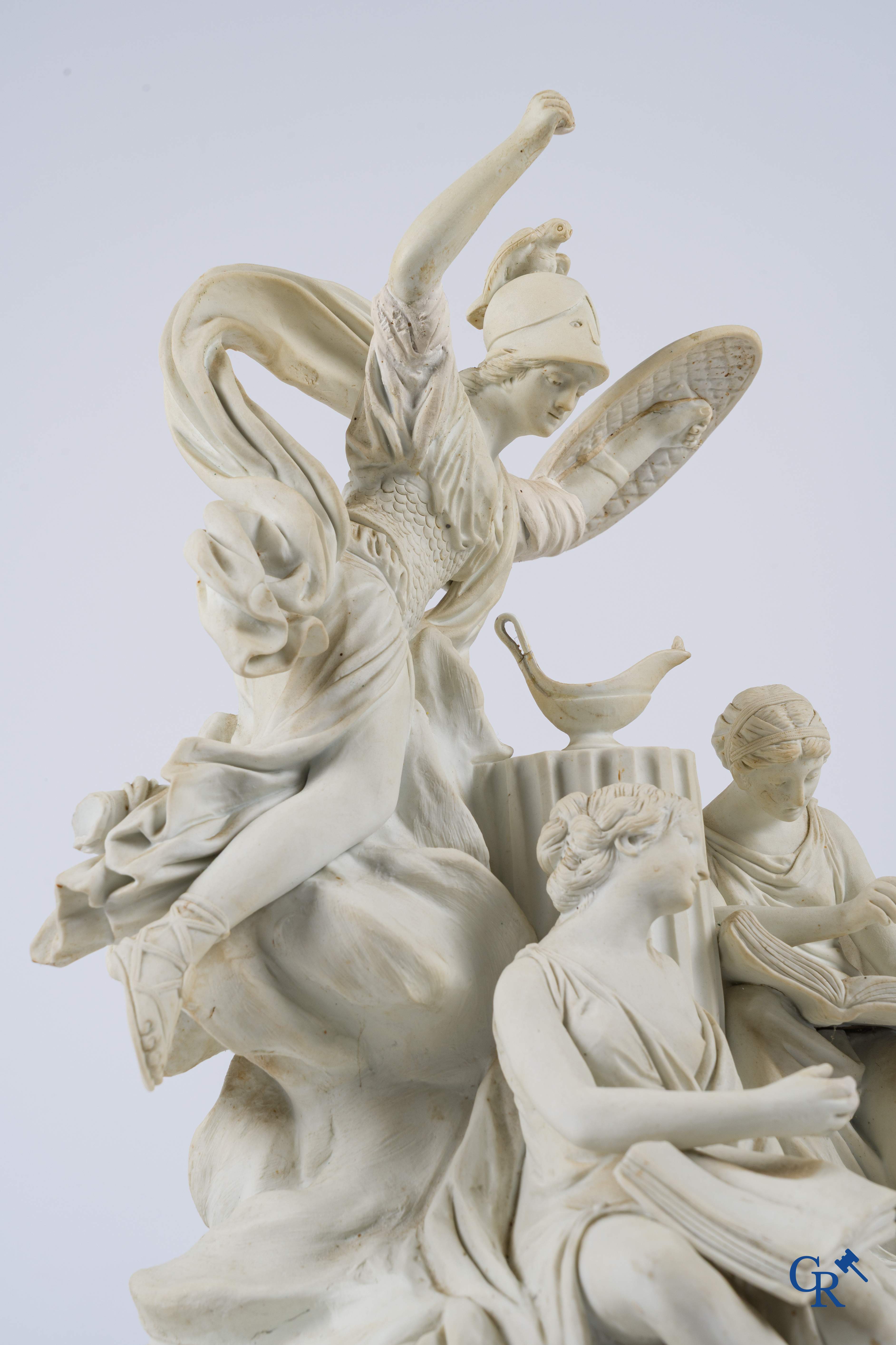 Louis-Simon Boizot "Minerve protégeant l'Etude et foudroyant la Paresse." Witte biscuit van Niderviller. Eind 18e eeuw.