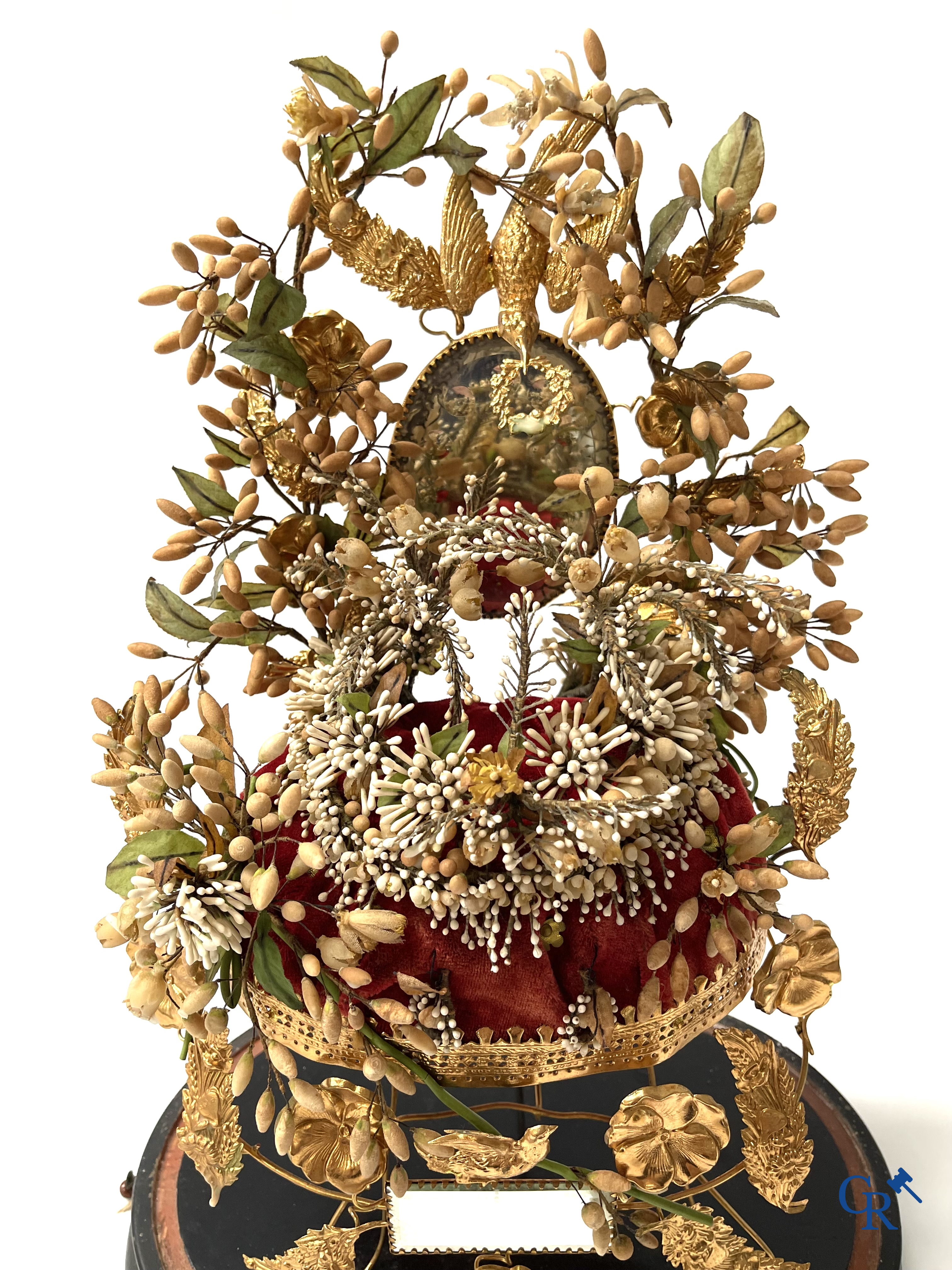 Boîte à musique. Un globe avec bouquet de mariée.  Miroirs et ornements en laiton doré. Mécanisme de musique intégré.