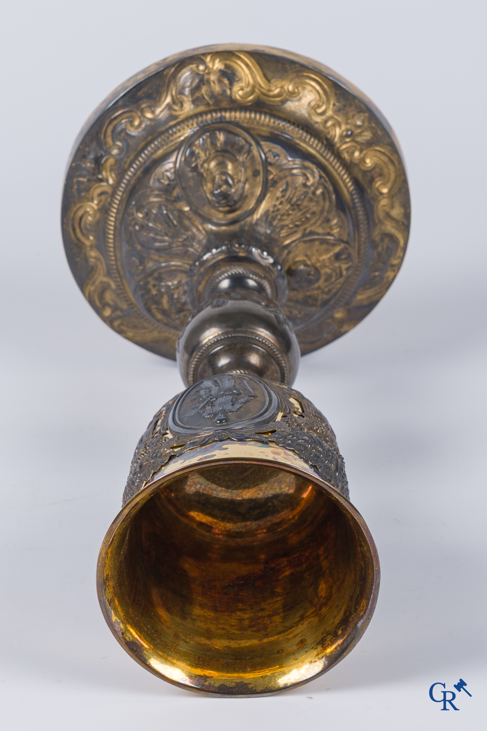 Martin & Dejean, orfèvres. Een reliëf gedecoreerde kelk in zilver en vermeil. Parijs, 1ste helft 19e eeuw.