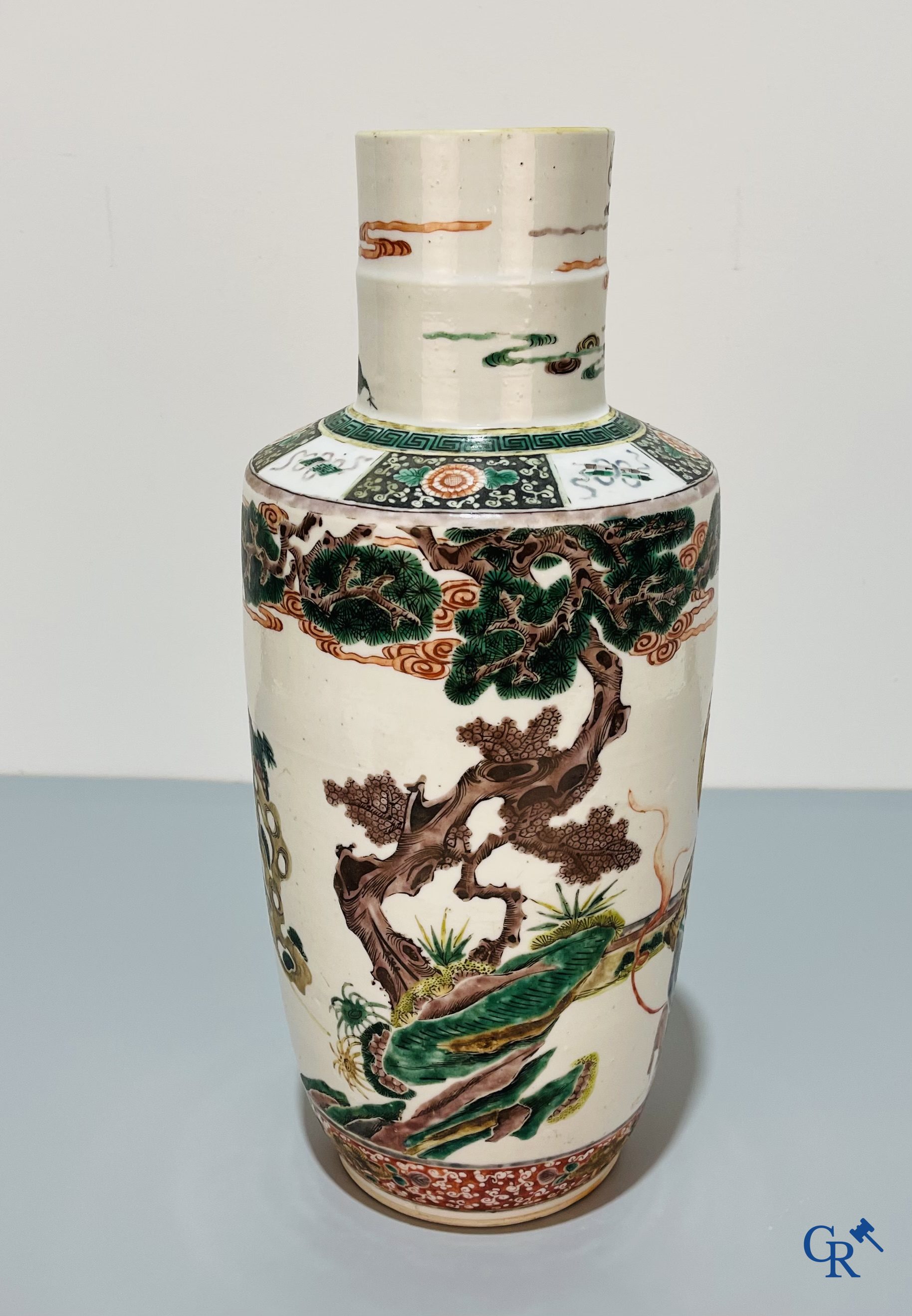 Art Asiatique, porcelaine chinoise, un vase chinois famille verte.