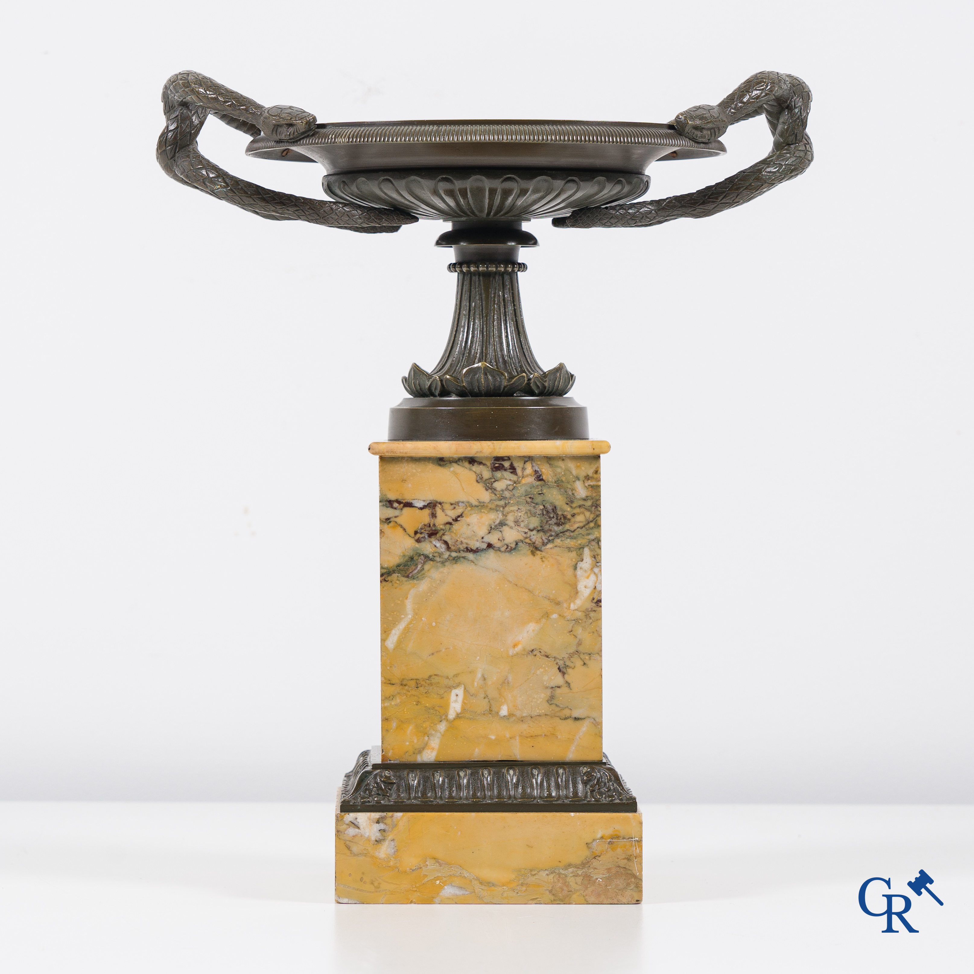 A finely crafted bronze tazza on a Giallo Siena marble pedestal. Empire style. Period 1860.