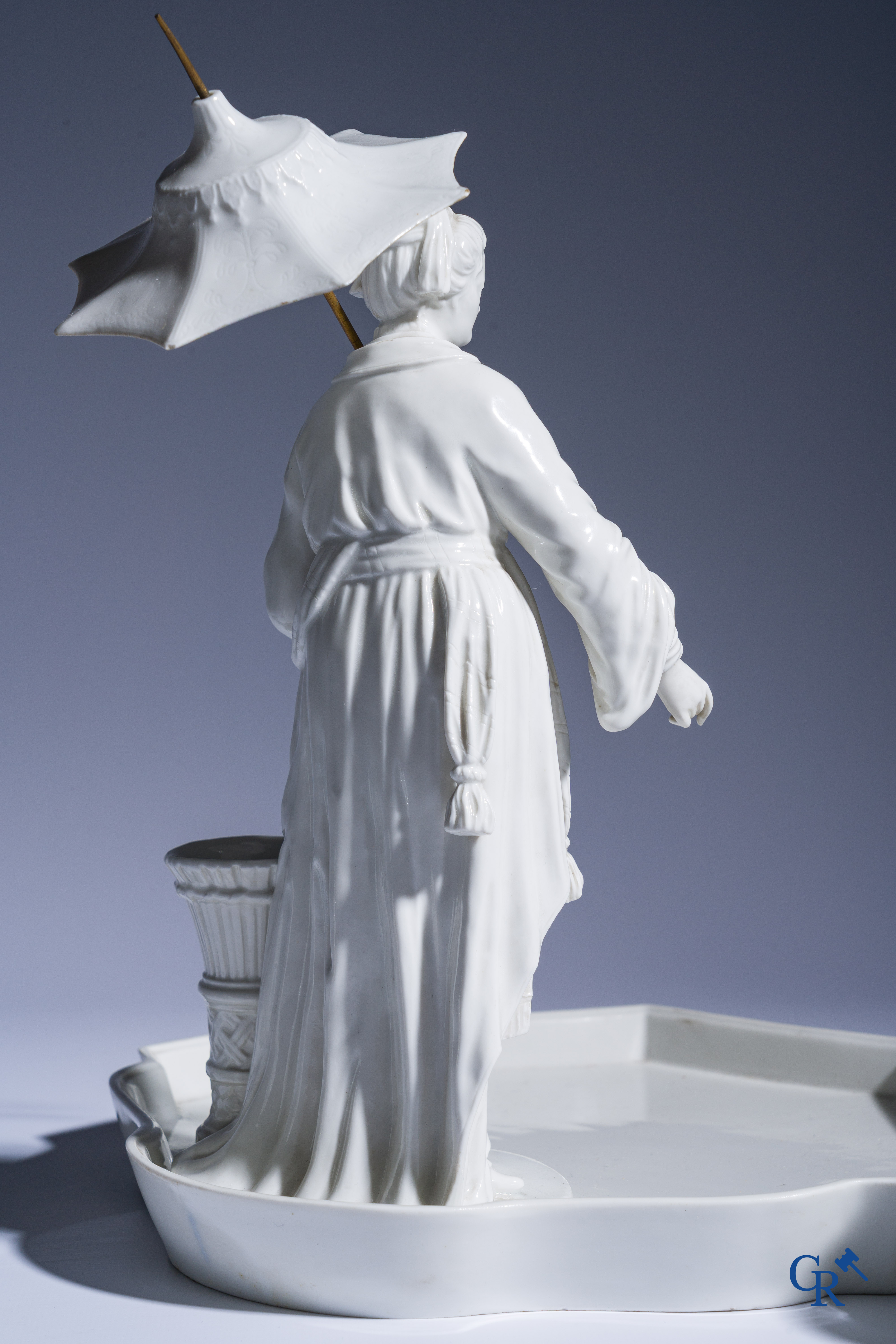 Koninklijke Porselein Fabriek Berlijn, KPM. Uitzonderlijk porseleinen inktstel in Aziatische stijl. Periode 1780-1830.