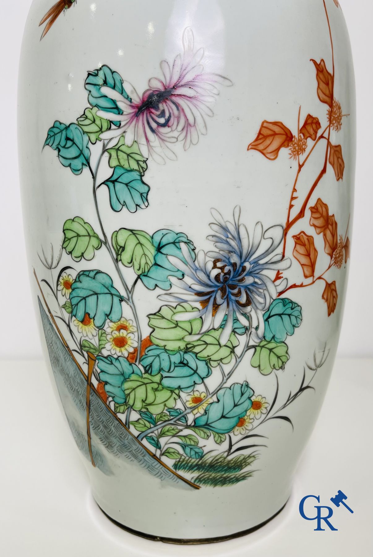 Porcelaine chinoise: Une paire de vases chinois au double décor.