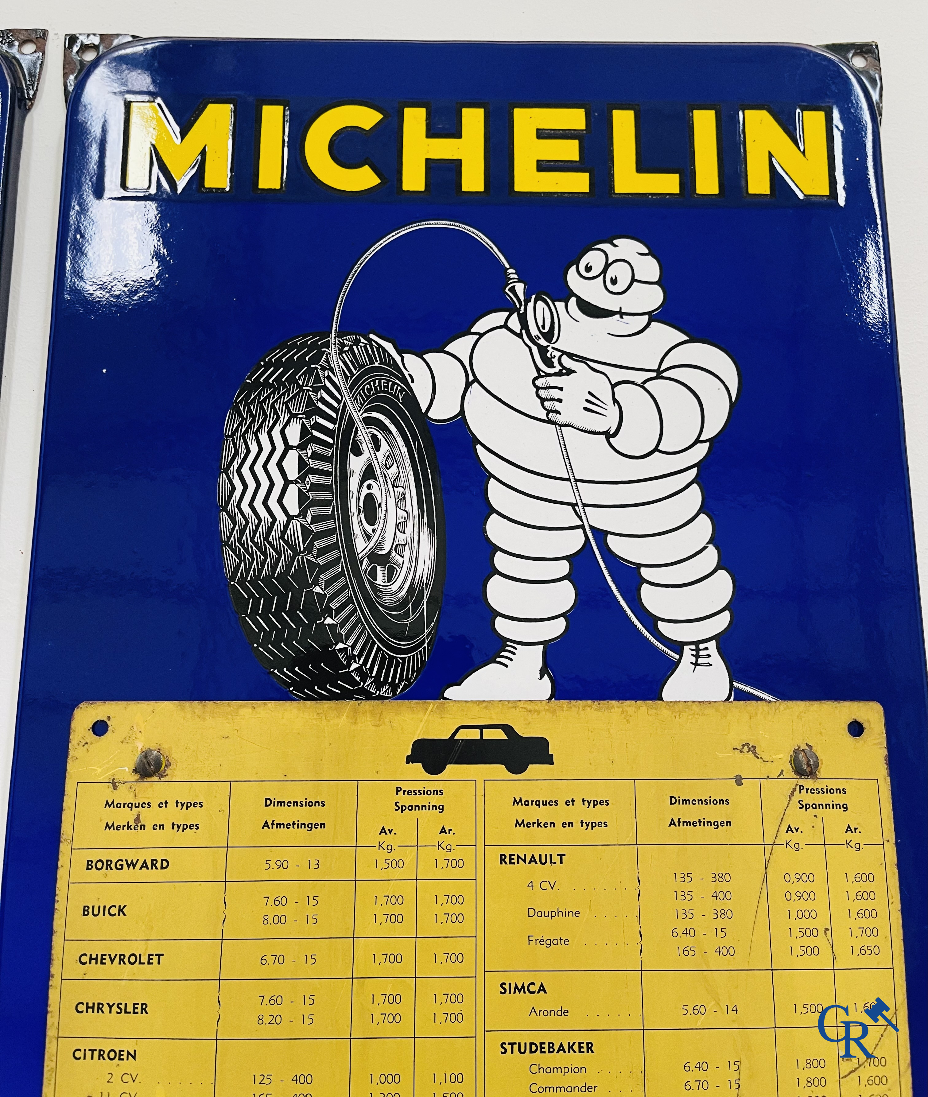Michelin, een paar emaille borden met bandendruk paneel in blik voor auto en vrachtwagen. Emaillerie Belge 1954.