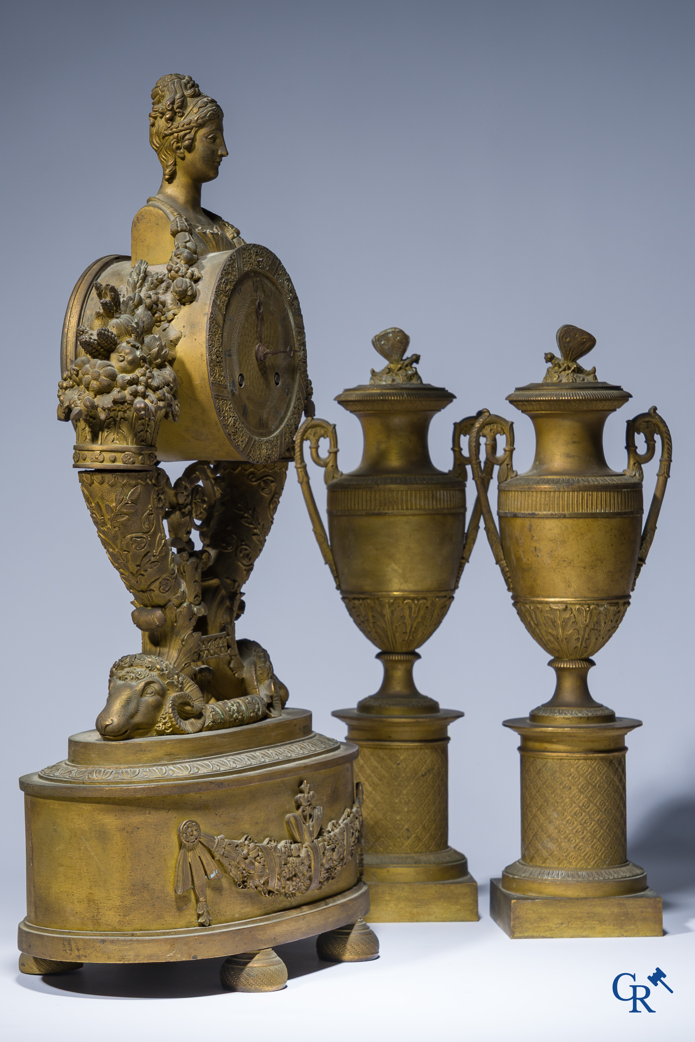 Empire tijdperk, een 3-delige fijn geciseleerde garnituur met cassolettes, Frankrijk circa 1810.