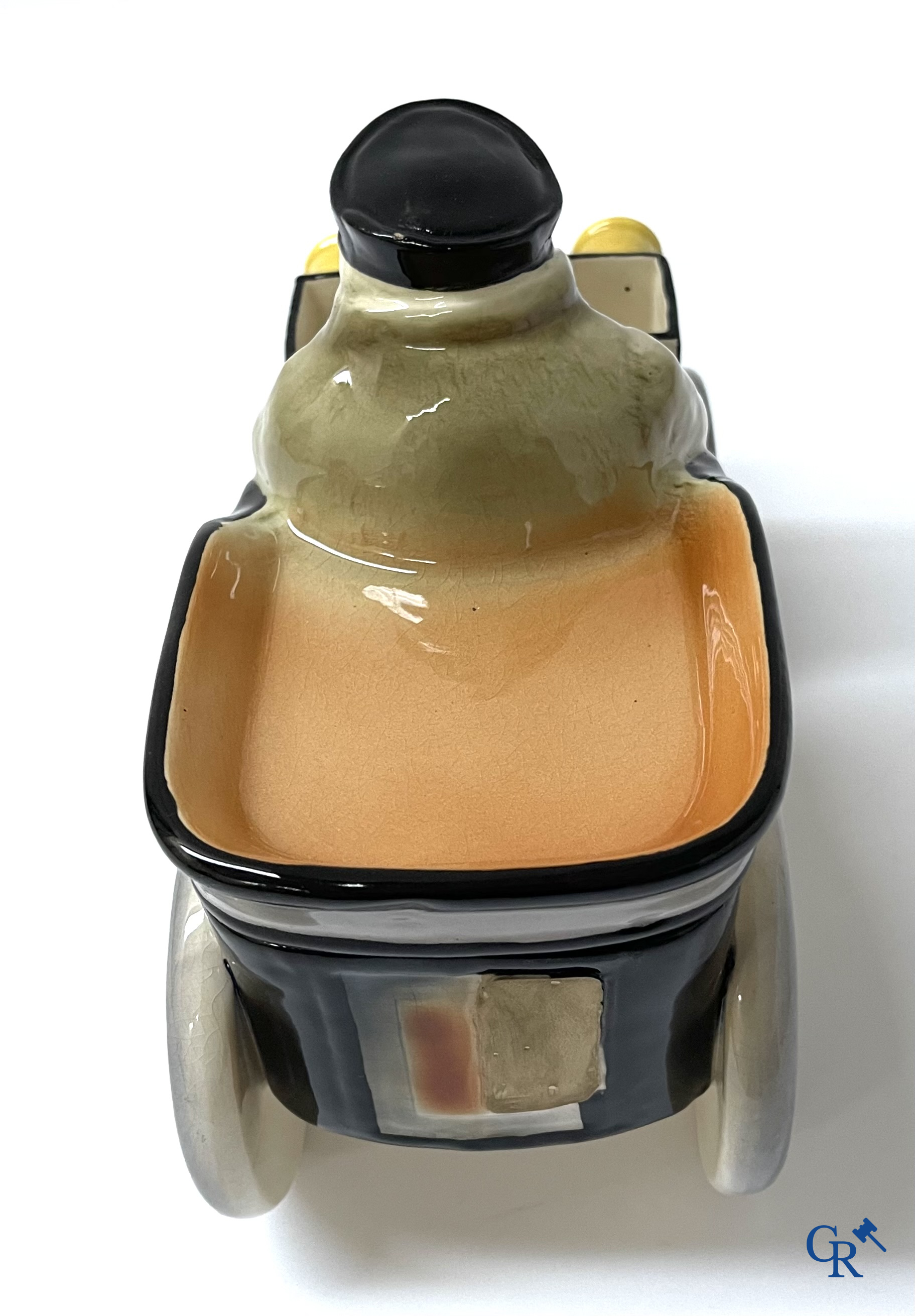 Faïencerie Fives Lille. L'Automobiliste, een grote tabakspot in de vorm van een automobilist. Circa 1910.