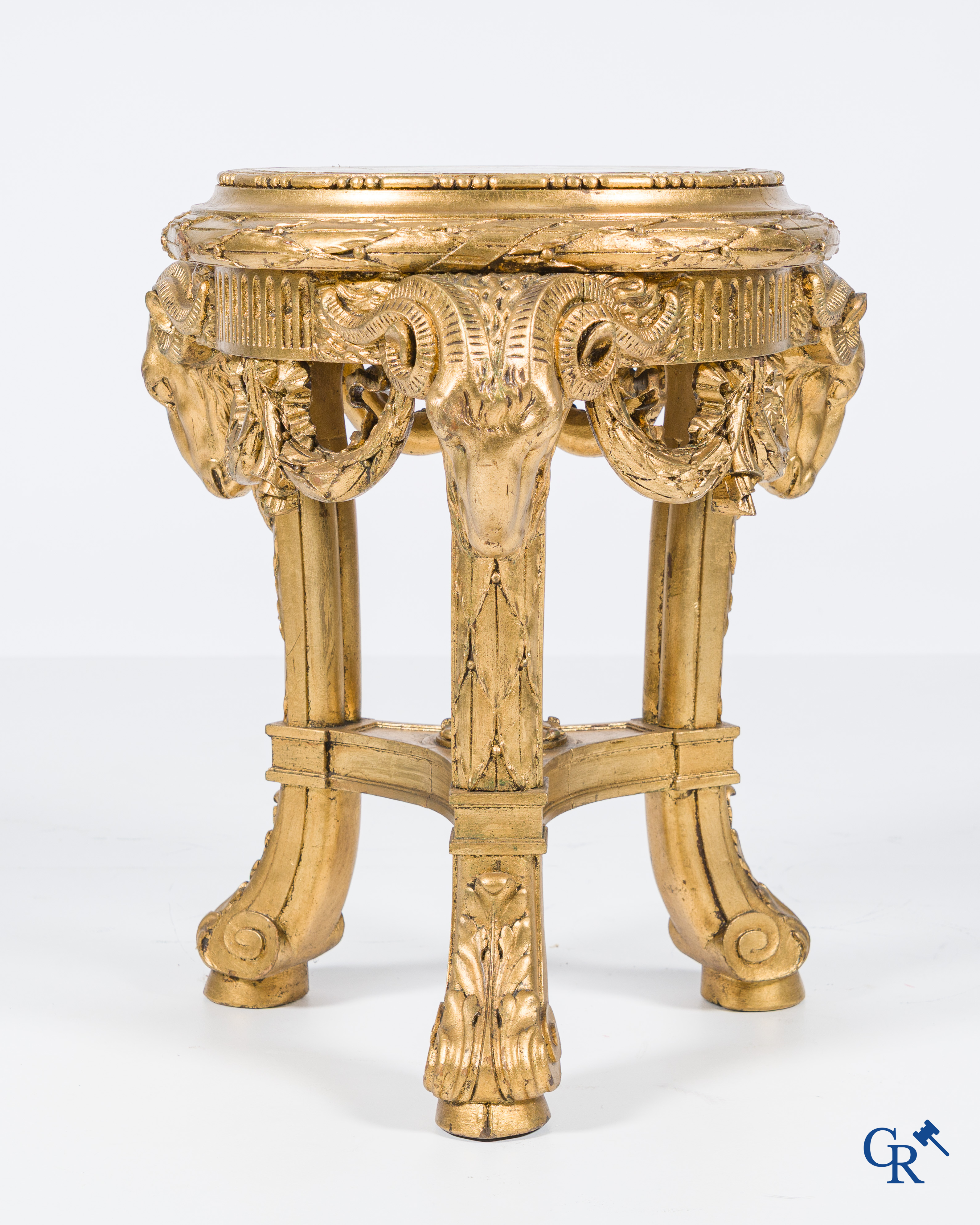 Un grand piédestal en bois sculpté et doré avec des têtes de bélier et guirlandes. Style LXVI, vers 1900.