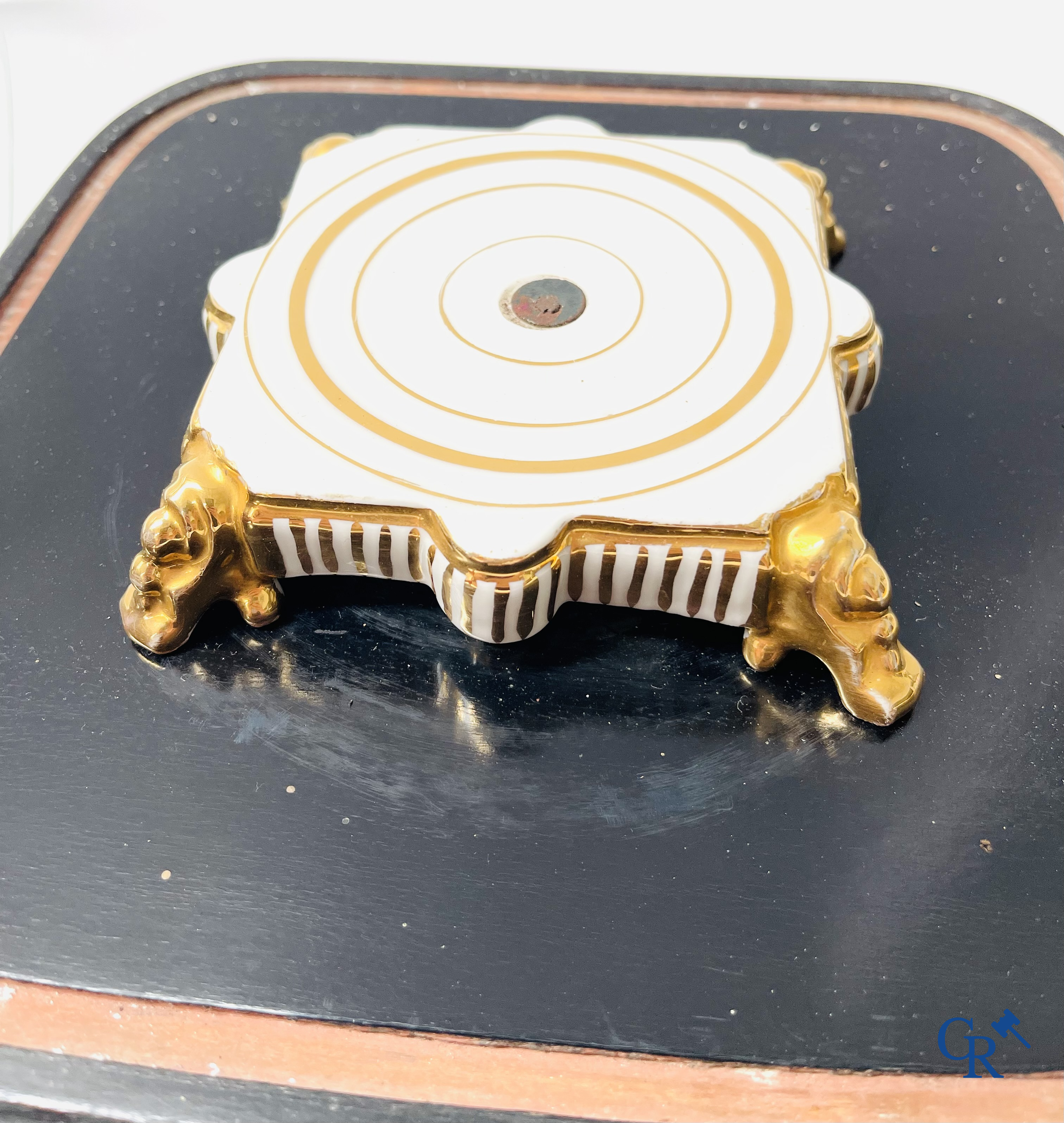 2 globes en verre avec un bouquet de mariée sur un coussin avec un pied en métal doré et un pied en porcelaine de Paris.