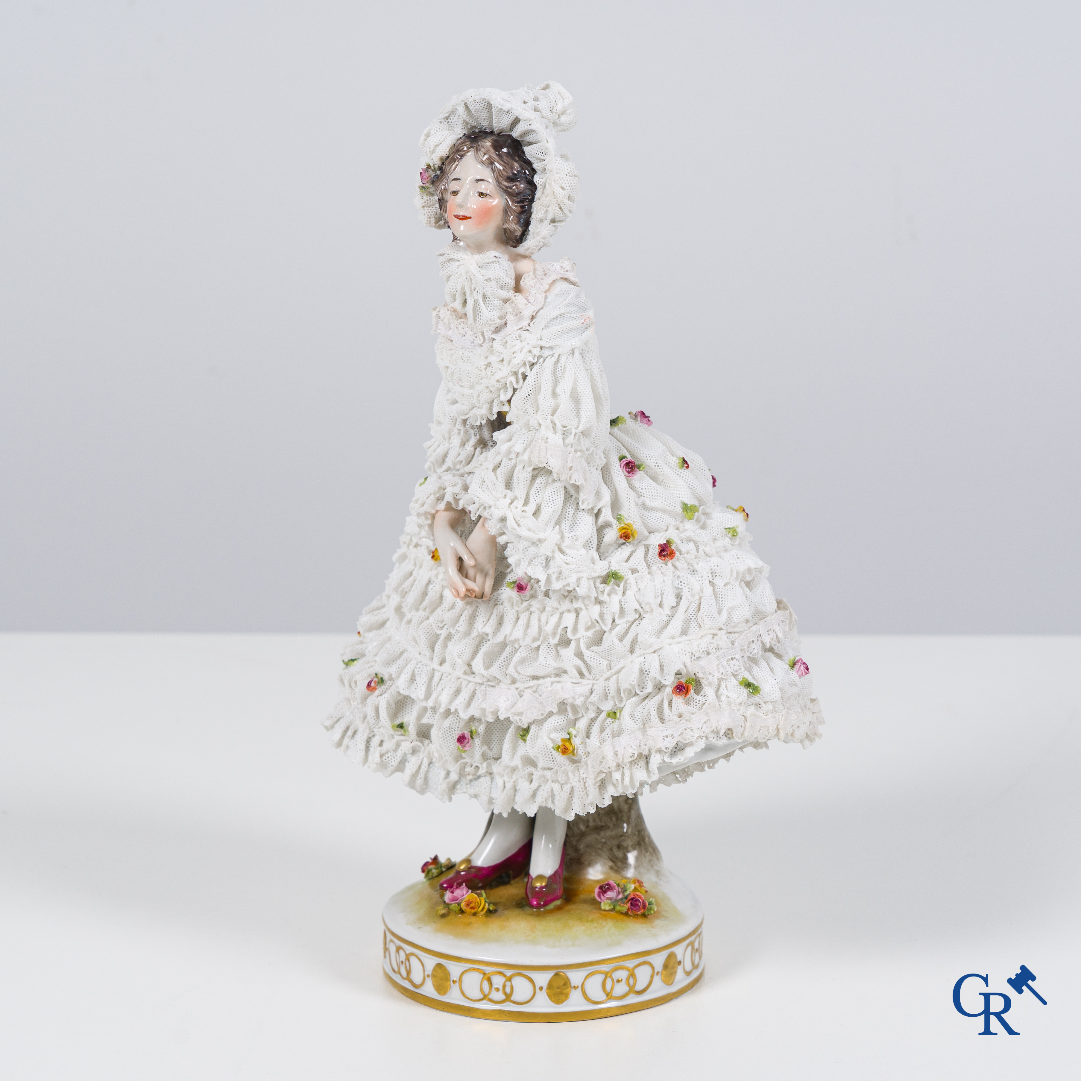 Volkstedt Rudolstadt: Porcelaine en dentelle. Grand statue d'une dame élégante dans une robe belle-époque.