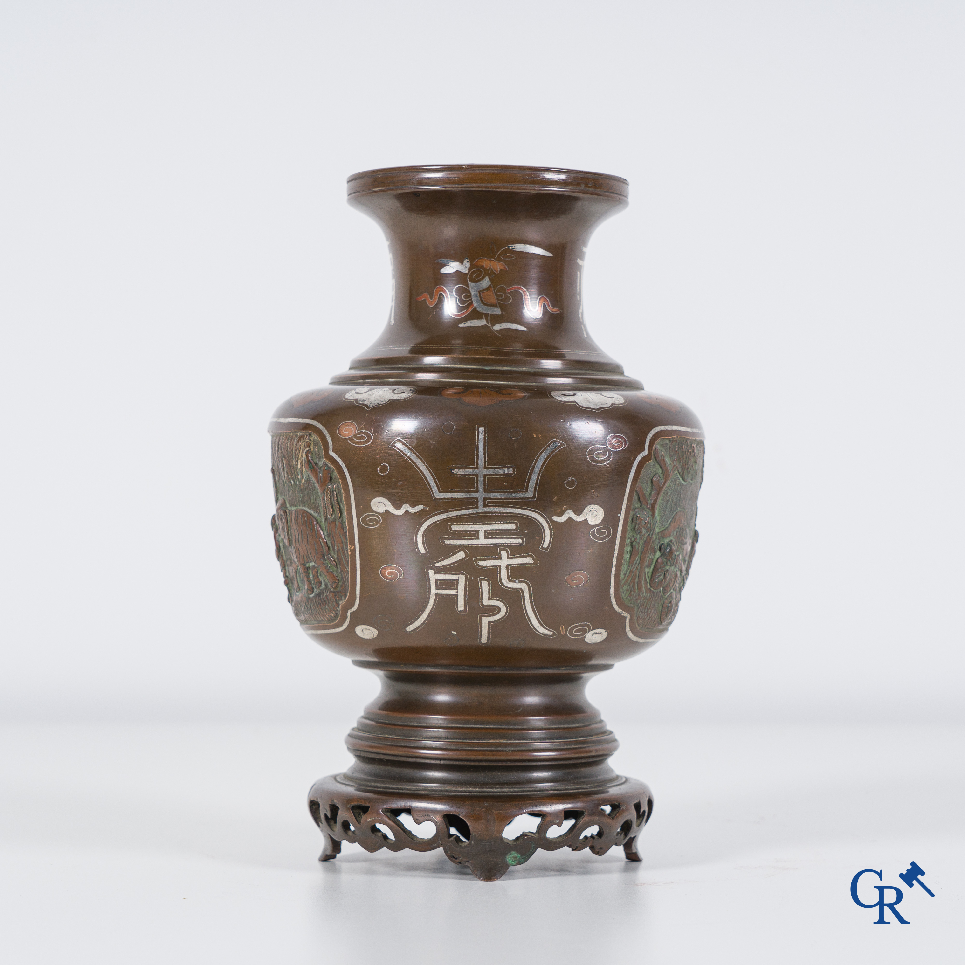 Art Asiatique: Un vase chinois en bronze pour le marché Vietnamien incrusté de cuivre et d'argent avec un décor en relief. 19ème siècle.