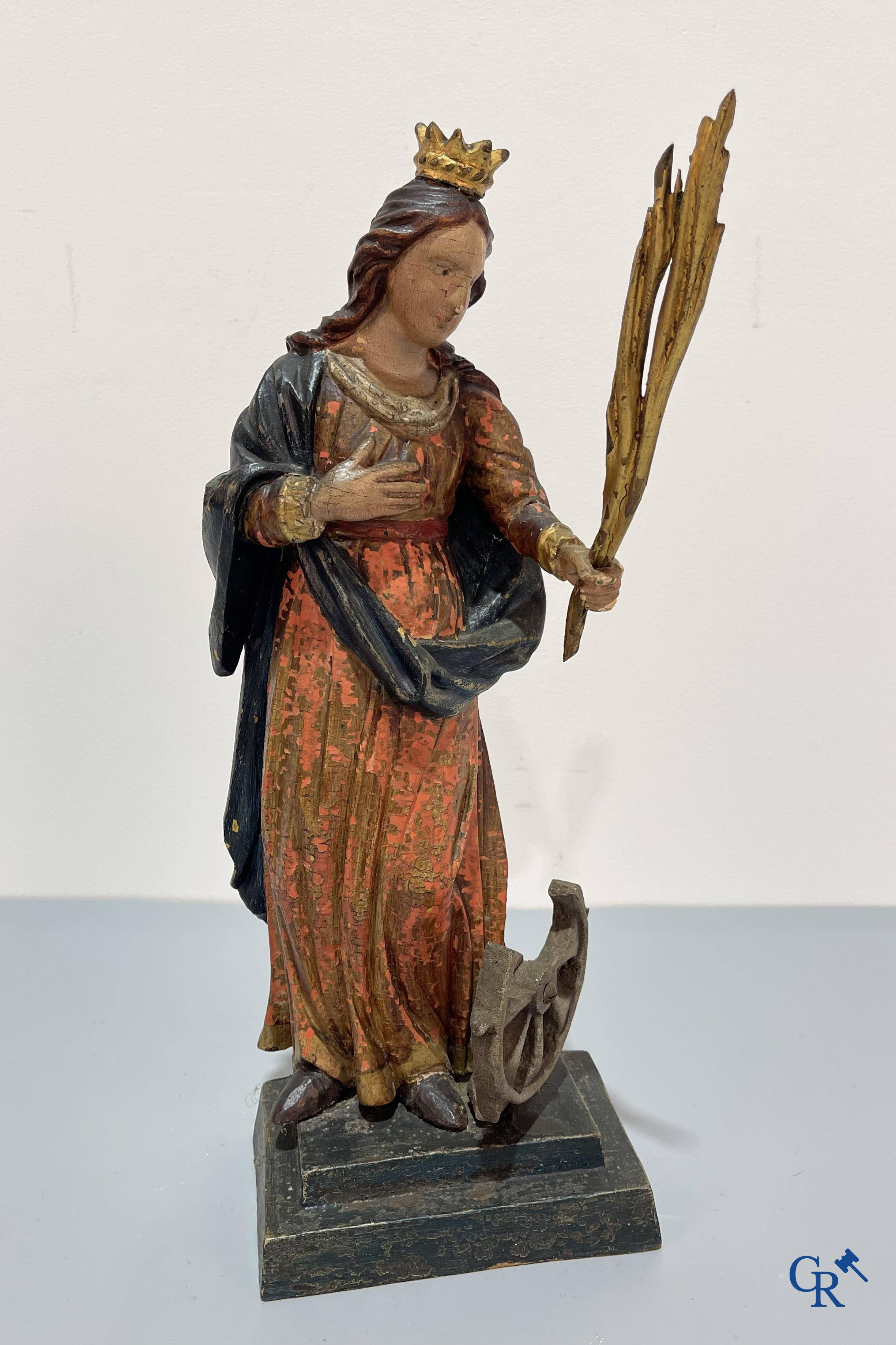 Religieuze objecten, 3 antieke hout gesculpteerde voorstellingen van St. Catharina. 18e-19e eeuw.