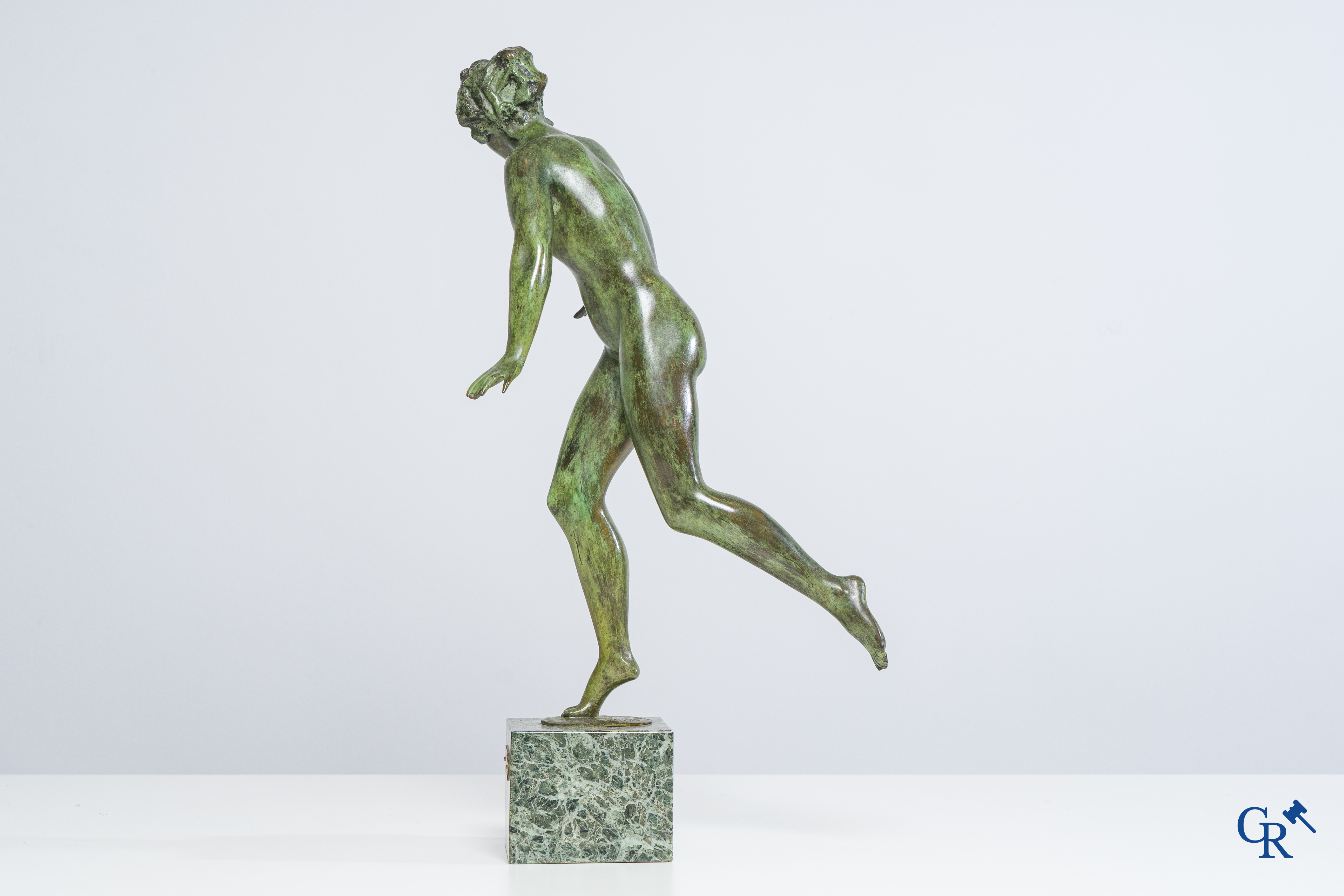 Paule Bisman (1897-1973)(*): Eurythmie, Sculptuur in groen gepatineerde brons.