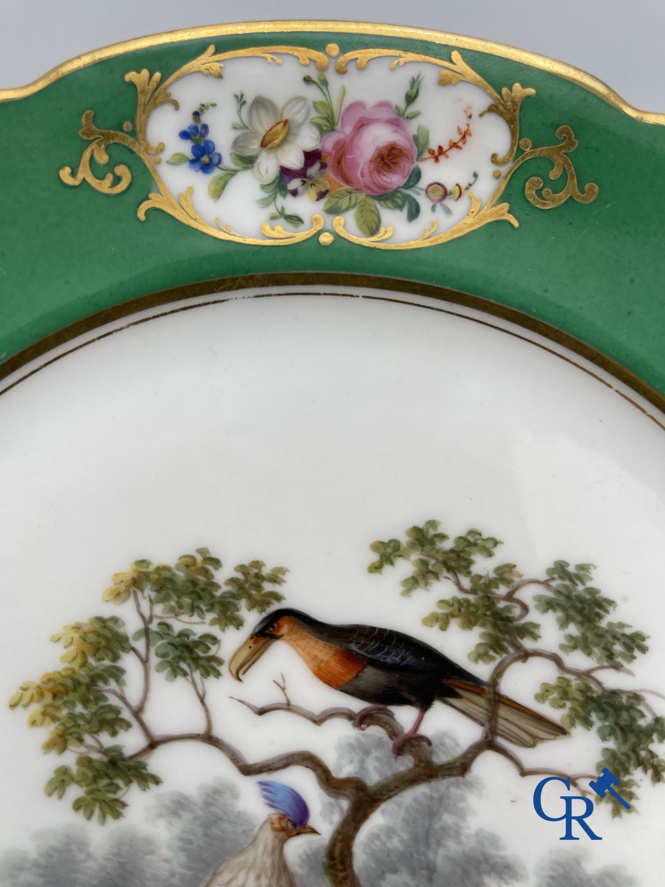 3 assiettes en porcelaine de Paris dans le style de Sèvres. XIXème siècle.