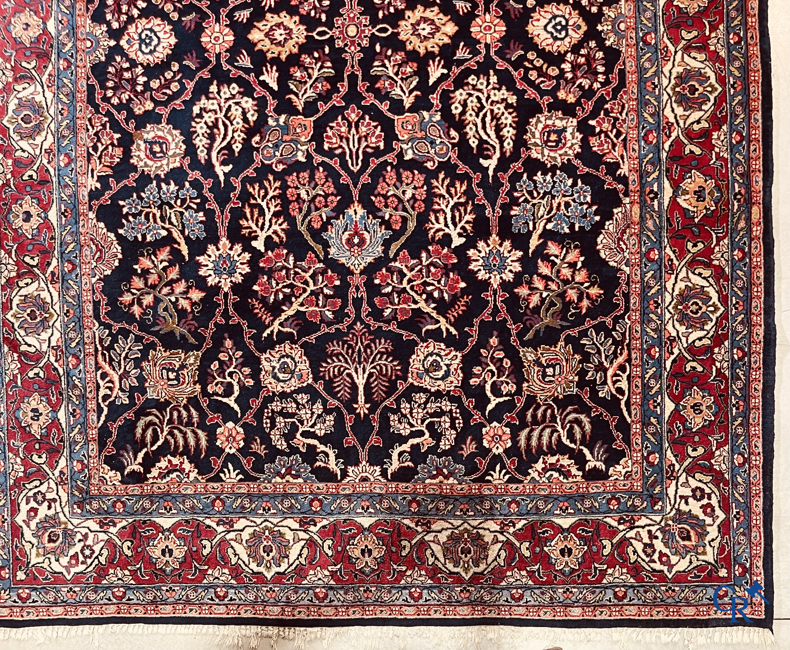 Tapis d'Orient. Iran. Grand tapis persan noué à la main avec un décor floral.