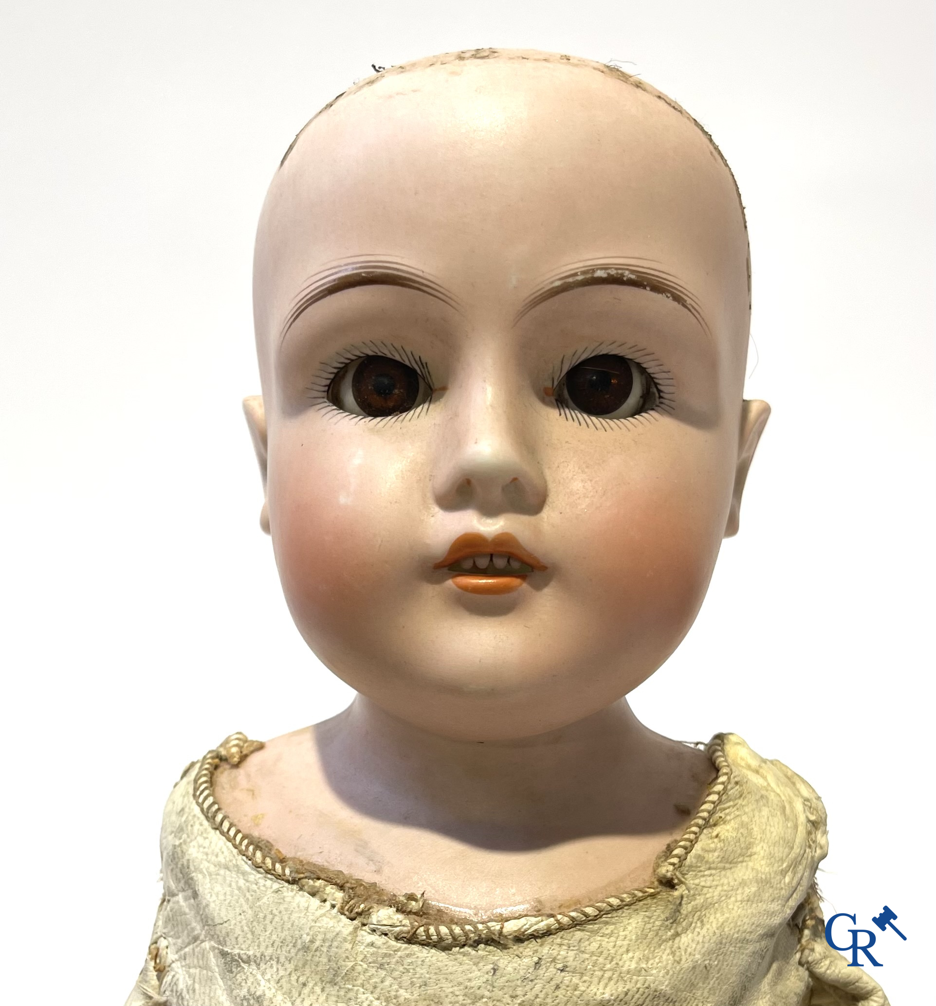 Jouets anciens, 2 poupées anciennes avec tête en porcelaine et un ancien automatique avec musique. Marqué.