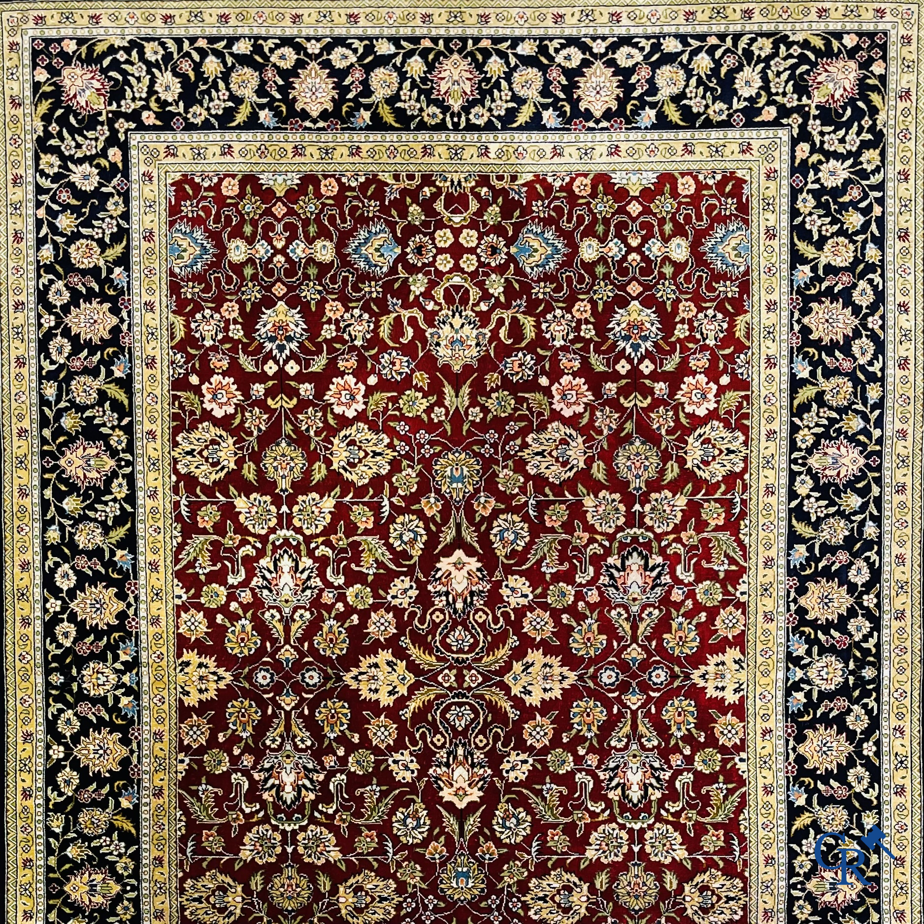 Tapis d'Orient: Iran, un tapis persan en soie noué à la main avec un décor floral.