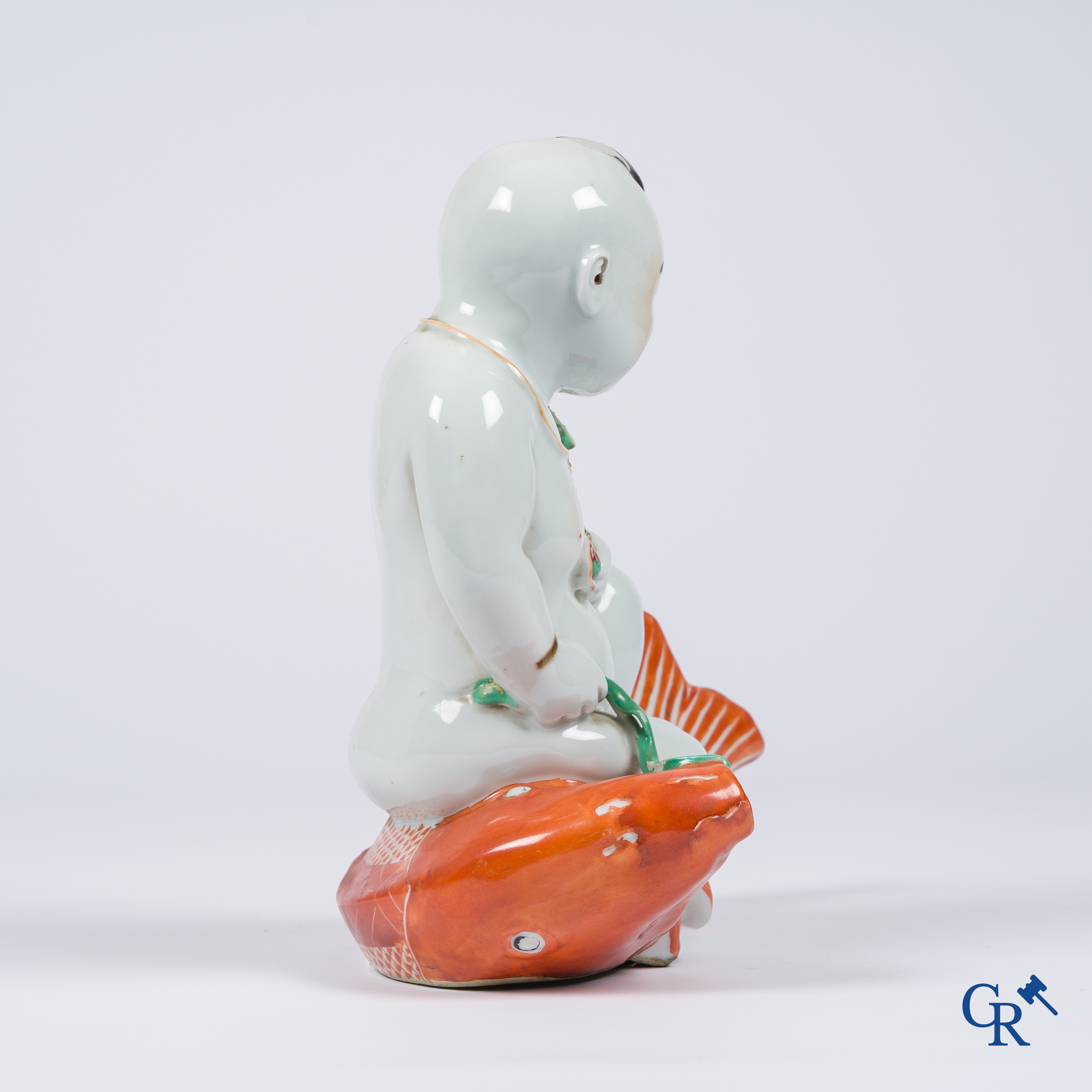 Aziatica, Chinees porselein, famille rose. Voorstelling van een jongen "Tongzi" op een karper. Gemerkt.