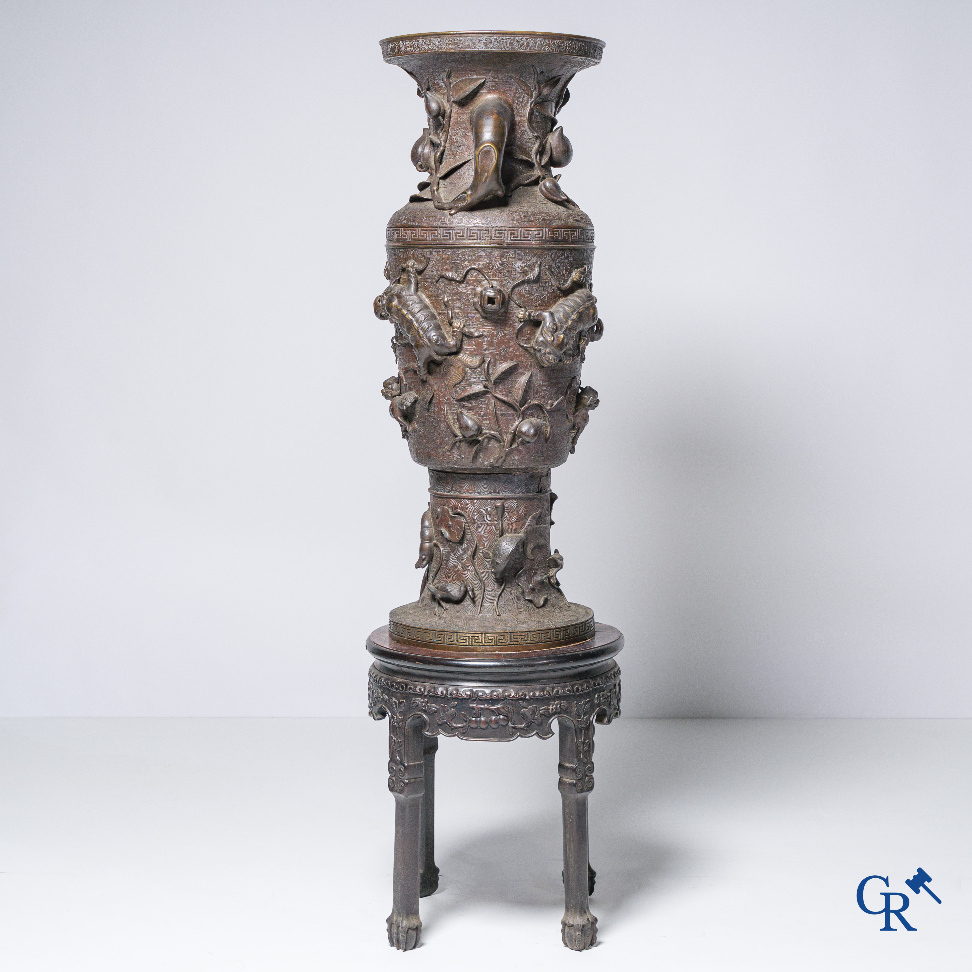 Art Asiatique, un important vase chinois en bronze sur un socle en bois.