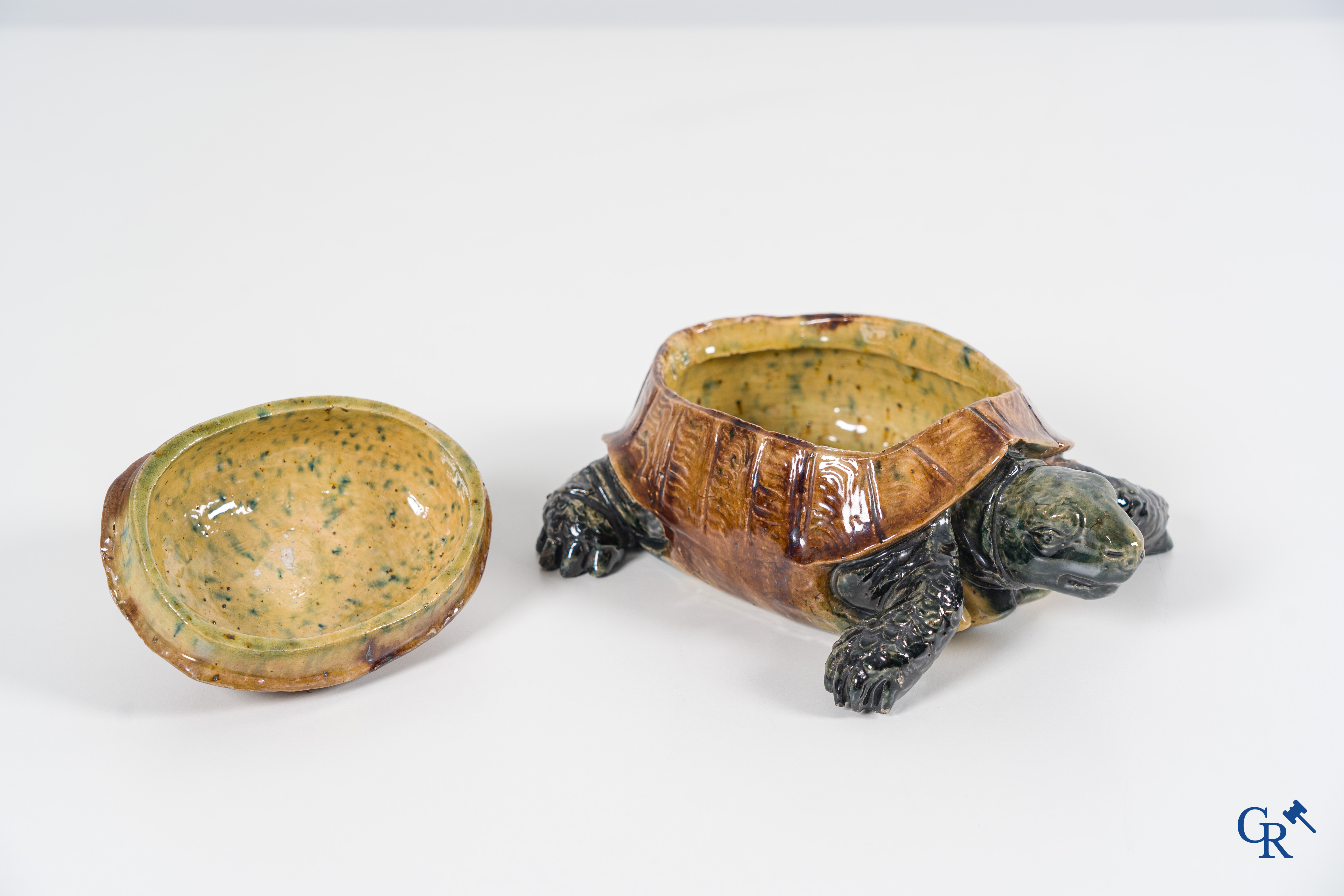 Poterie flamande: Vande Voorde, grande tortue en poterie de Bruges.