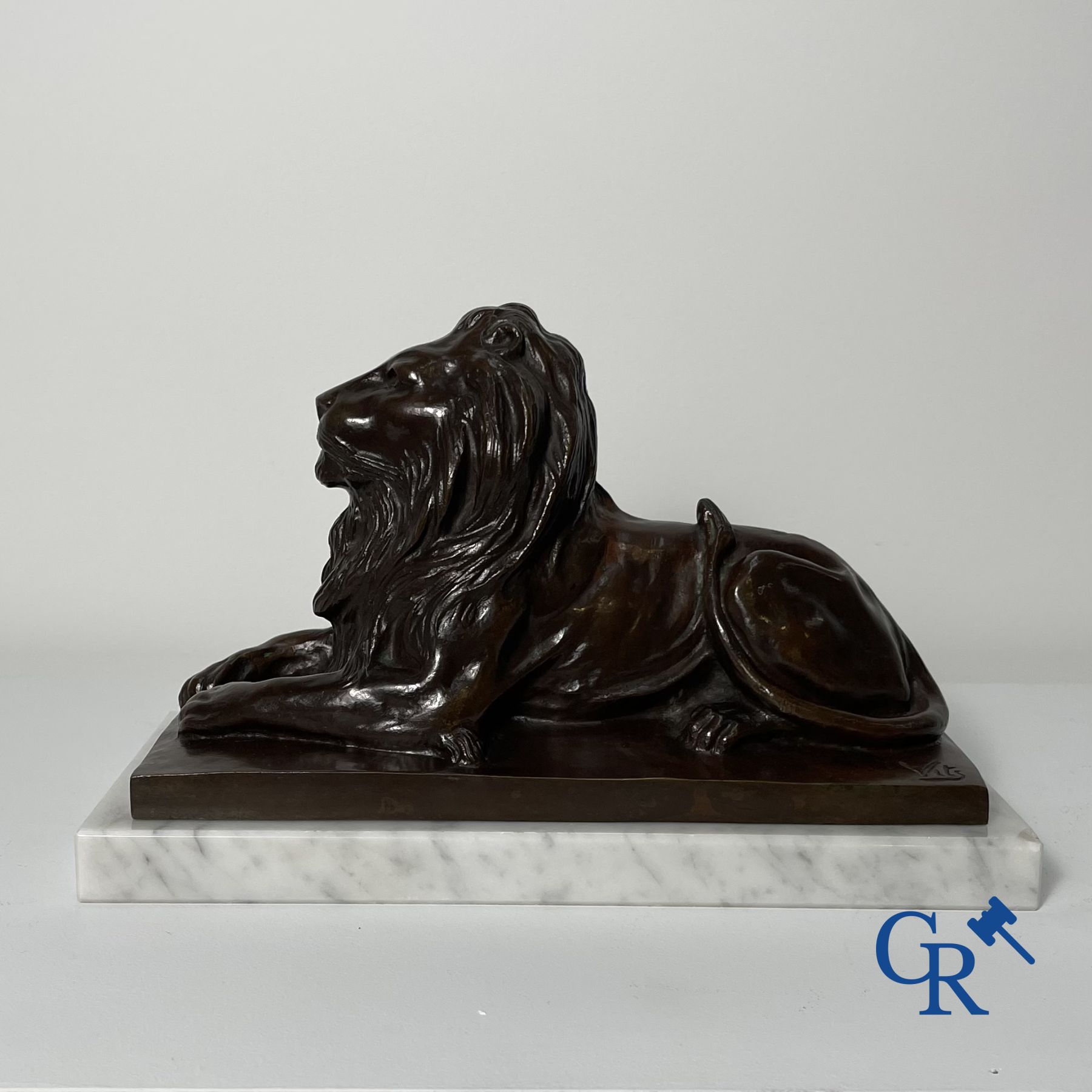 Sculpture en bronze: Jules Vits. Melle 1868-1935. Sculpture en bronze d'un lion couché.