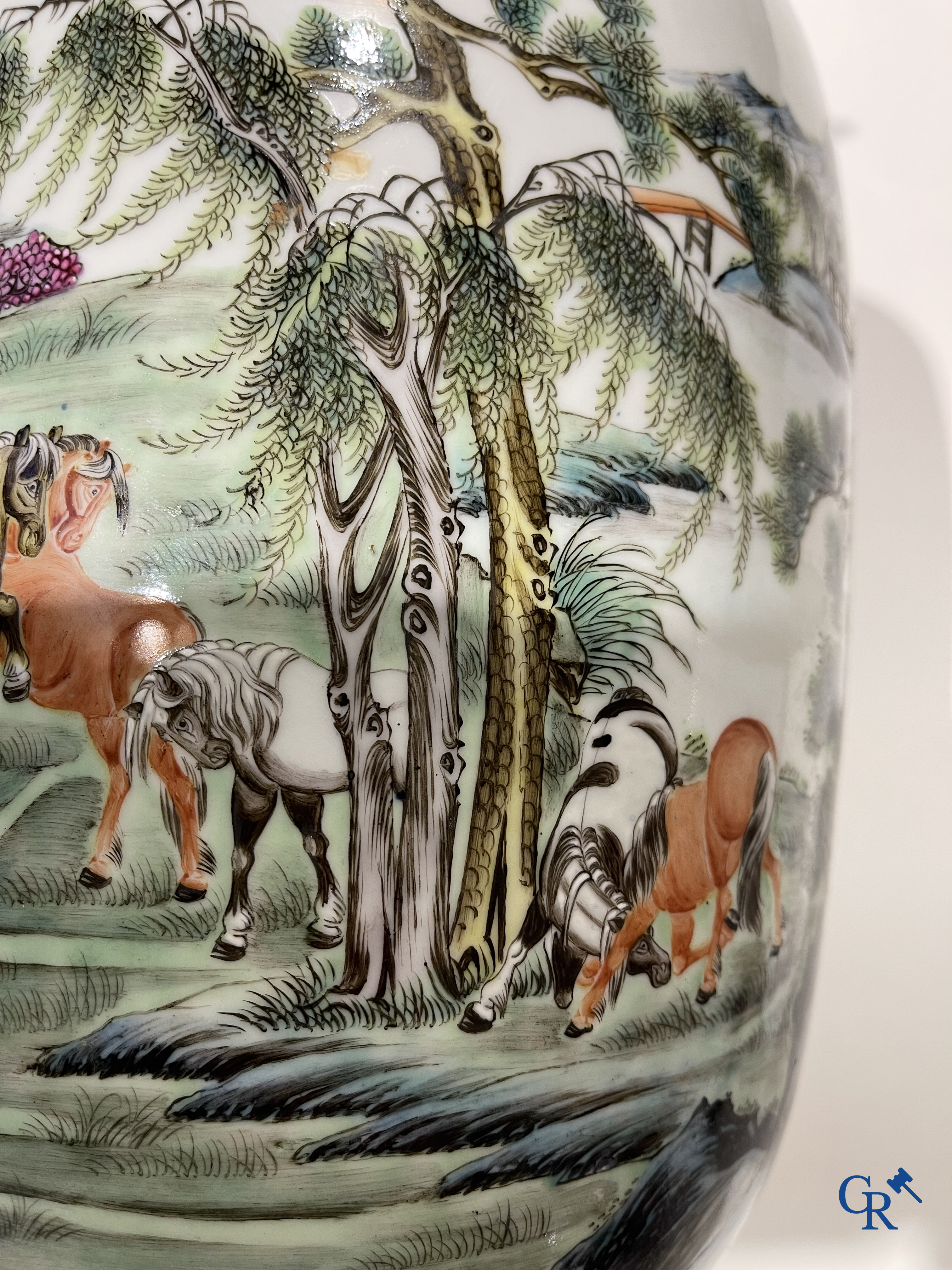 Art Asiatique, porcelaine chinoise. Une paire de vases chinois avec un décor de chevaux et de personnages.