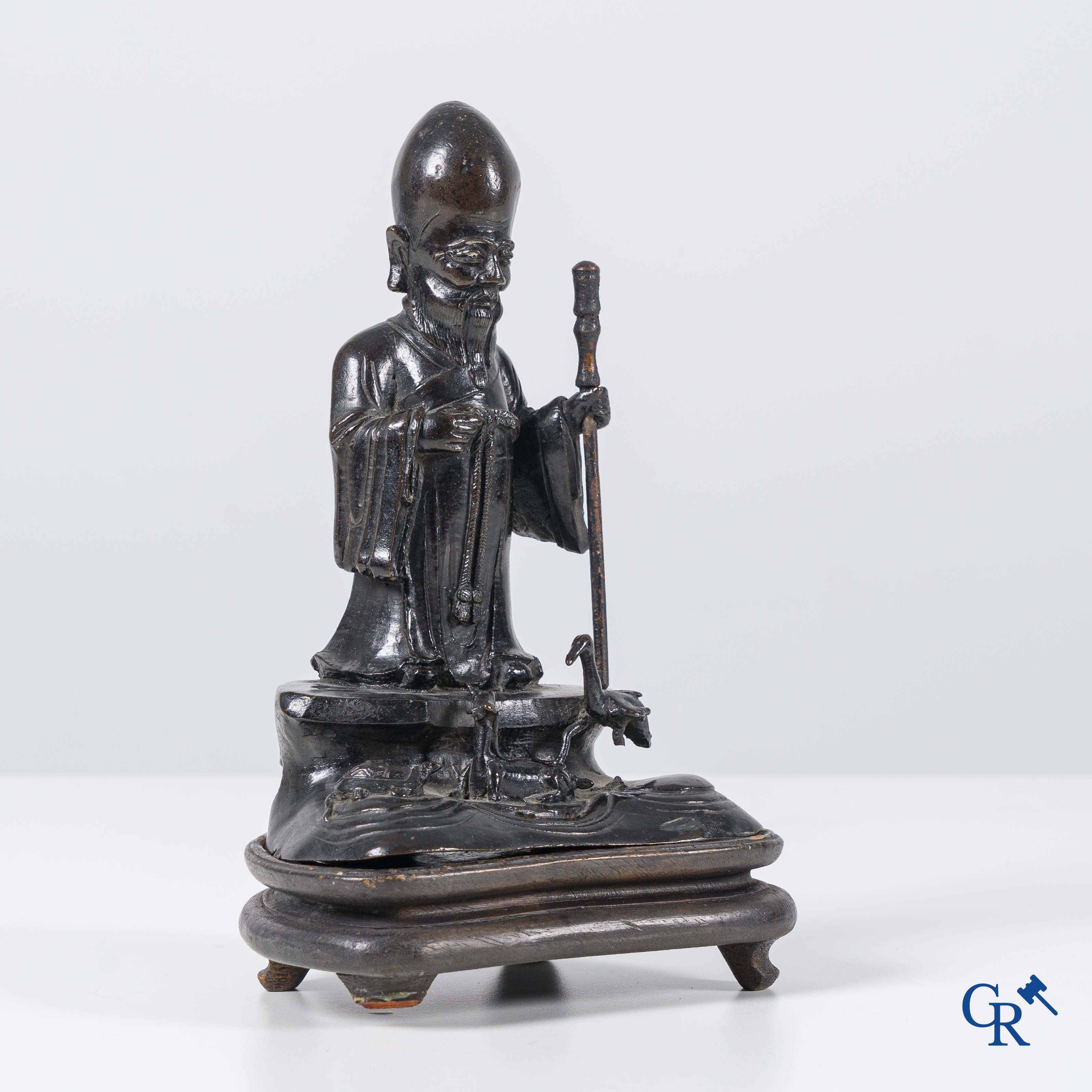 Aziatica, een Chinese bronzen figuur van een staande Shou Lao. Qing Dynastie.