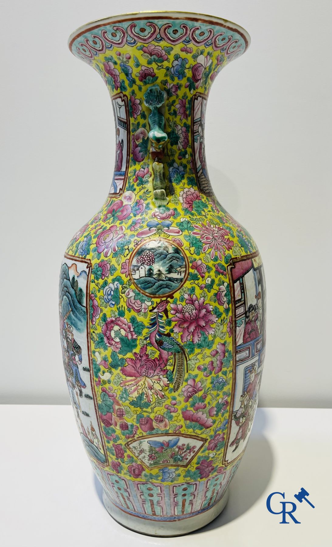 Art asiatique : Une paire de vases chinoise famille rose sur fond jaune avec des scènes de cour. XIXe siècle.