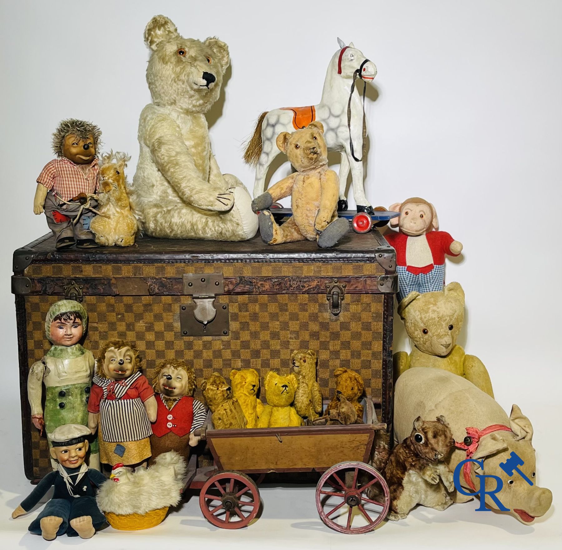 Jouets: Valise de voyage remplie d'un grand nombre de jouets divers, un landau ancien et autres.