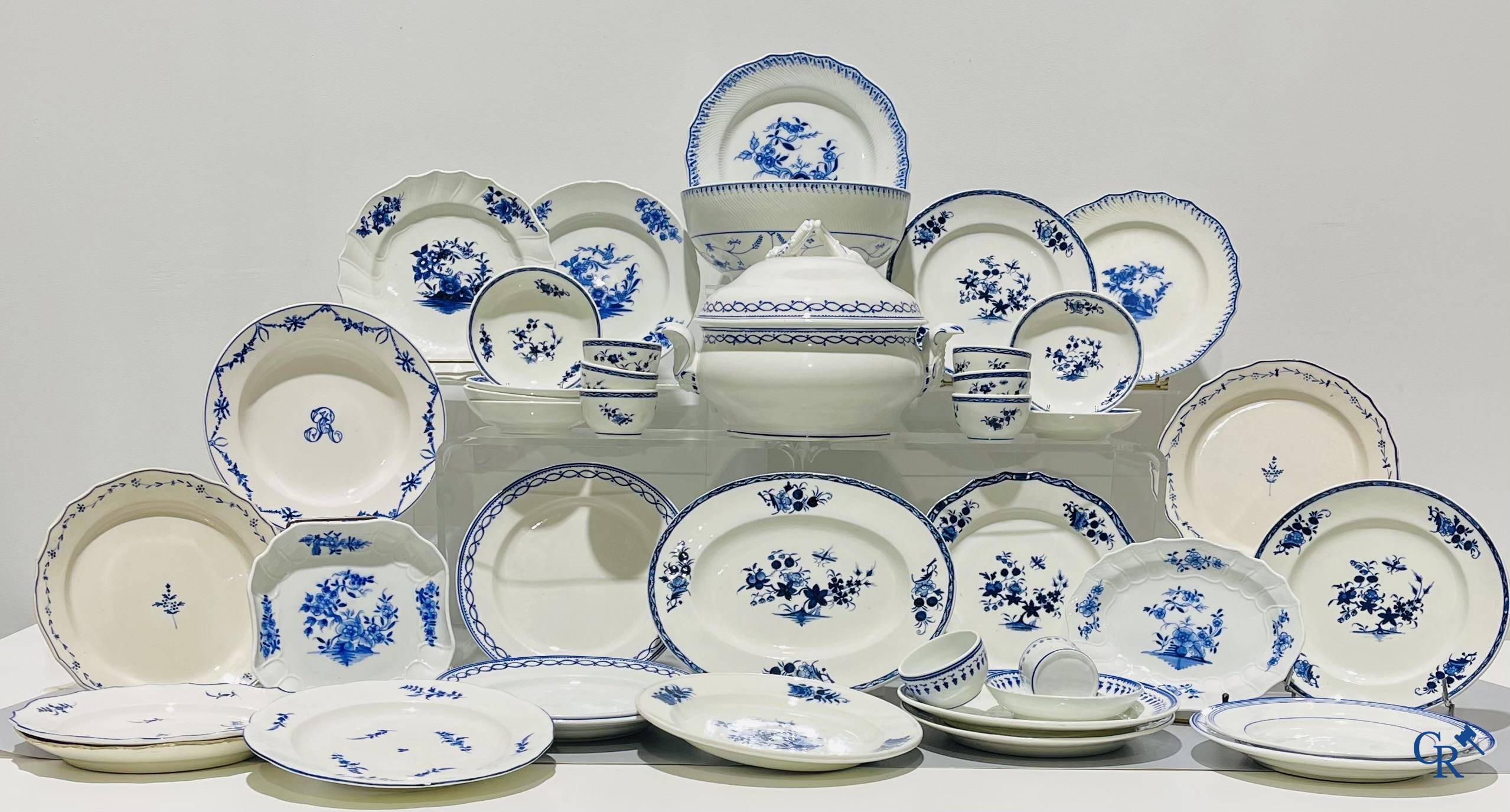 Europees porselein, Doornik. Een groot lot diverse stukken blauw wit porselein en faience. 18e - 19e eeuw.