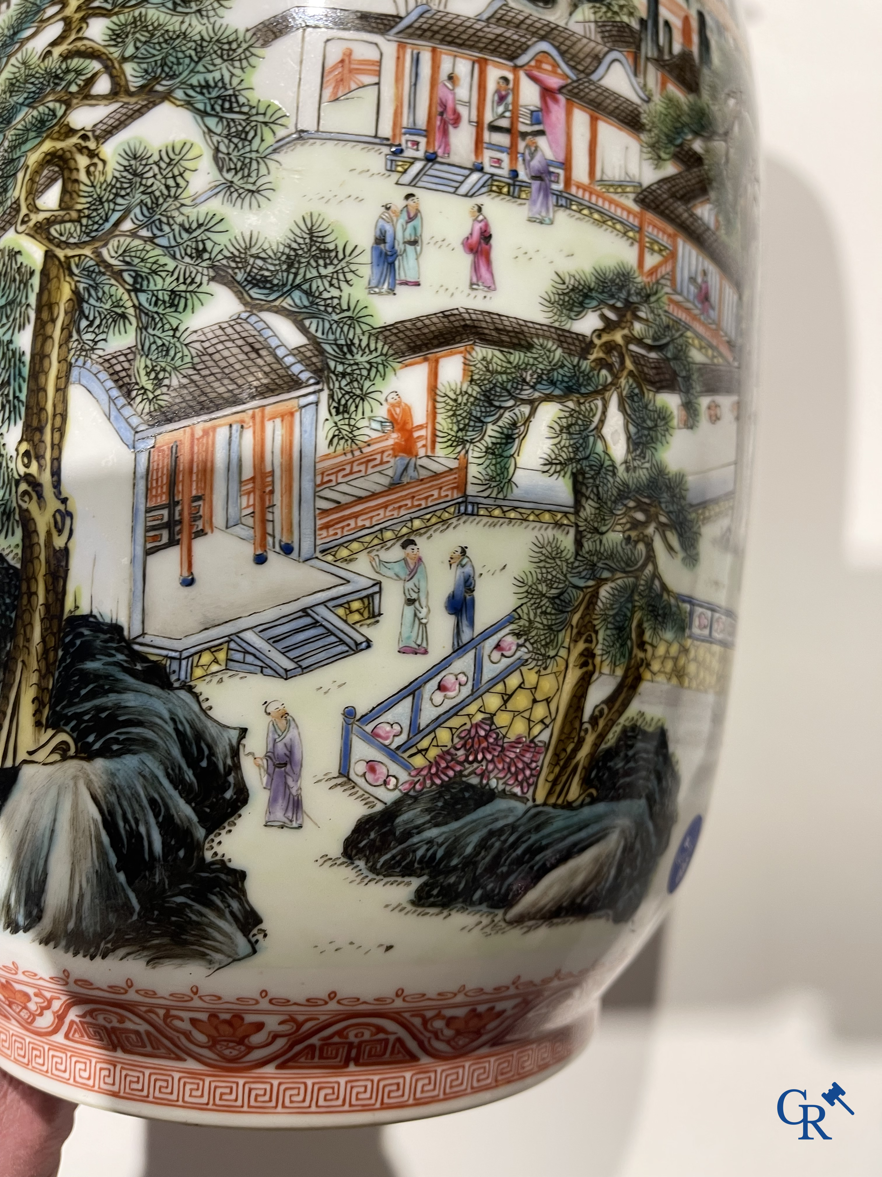 Art Asiatique, porcelaine chinoise. Une paire de vases chinois avec un décor de chevaux et de personnages.