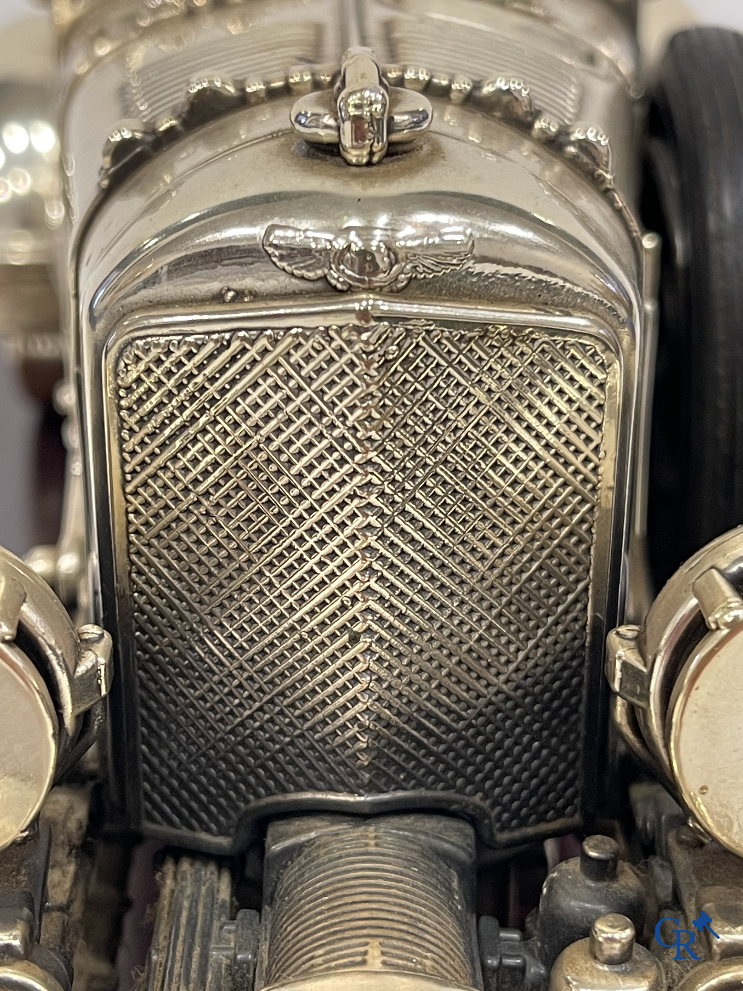 Bentley, een uitzonderlijk fijn gedetailleerd sterling zilveren 925°/00 schaalmodel van een 30 er jaren Bentley.