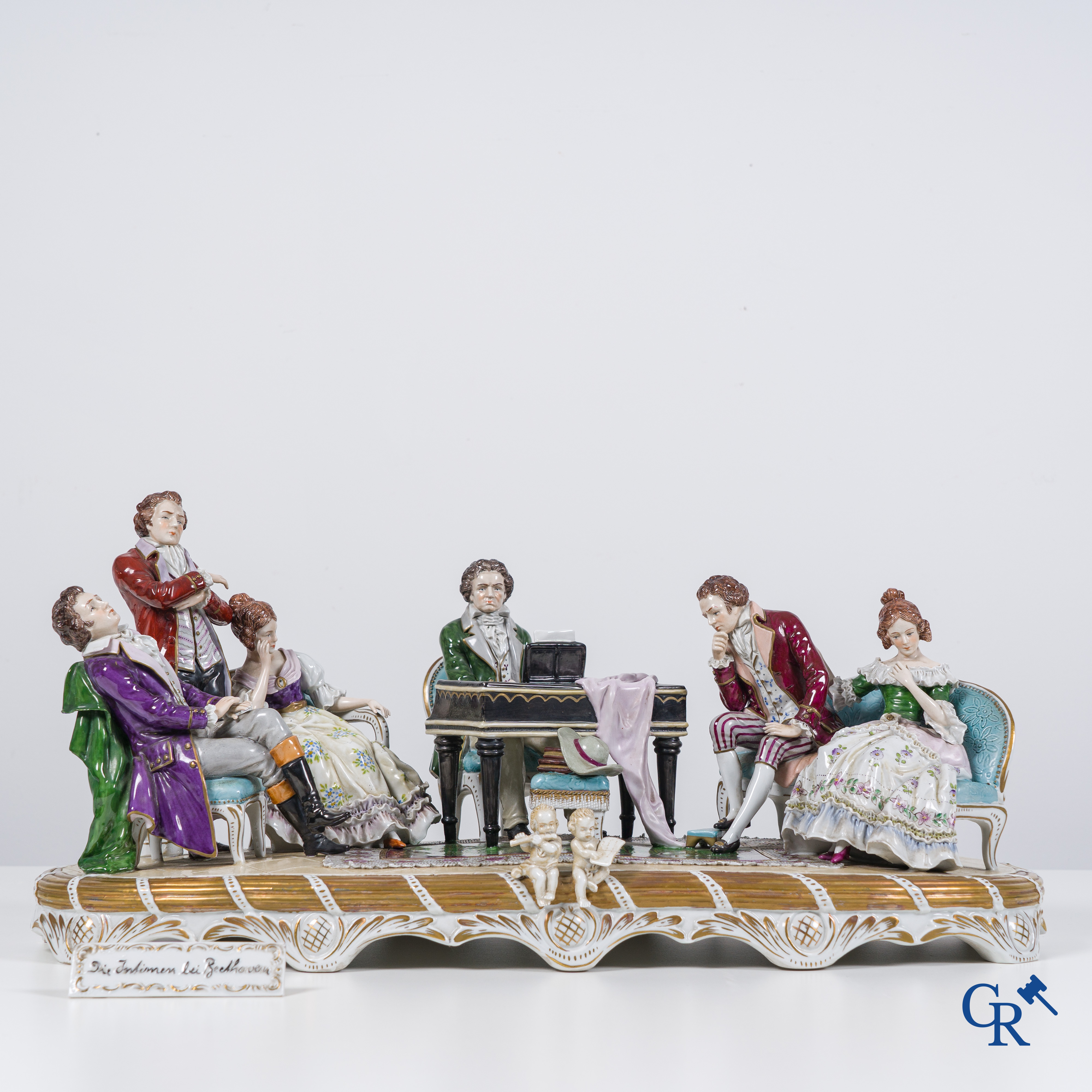 Porcelaine européenne, Sitzendorf, "Die Intimen bei Beethoven". Exceptionnel groupe en porcelaine de Saxe. Marqué.