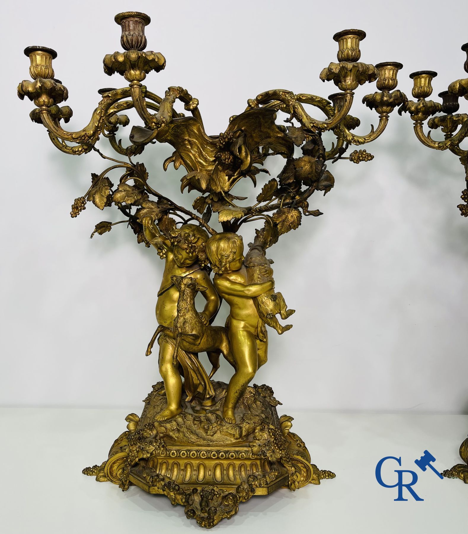 Important paire de chandeliers en bronze doré avec putti, style LXVI. Epoque Napoléon III.