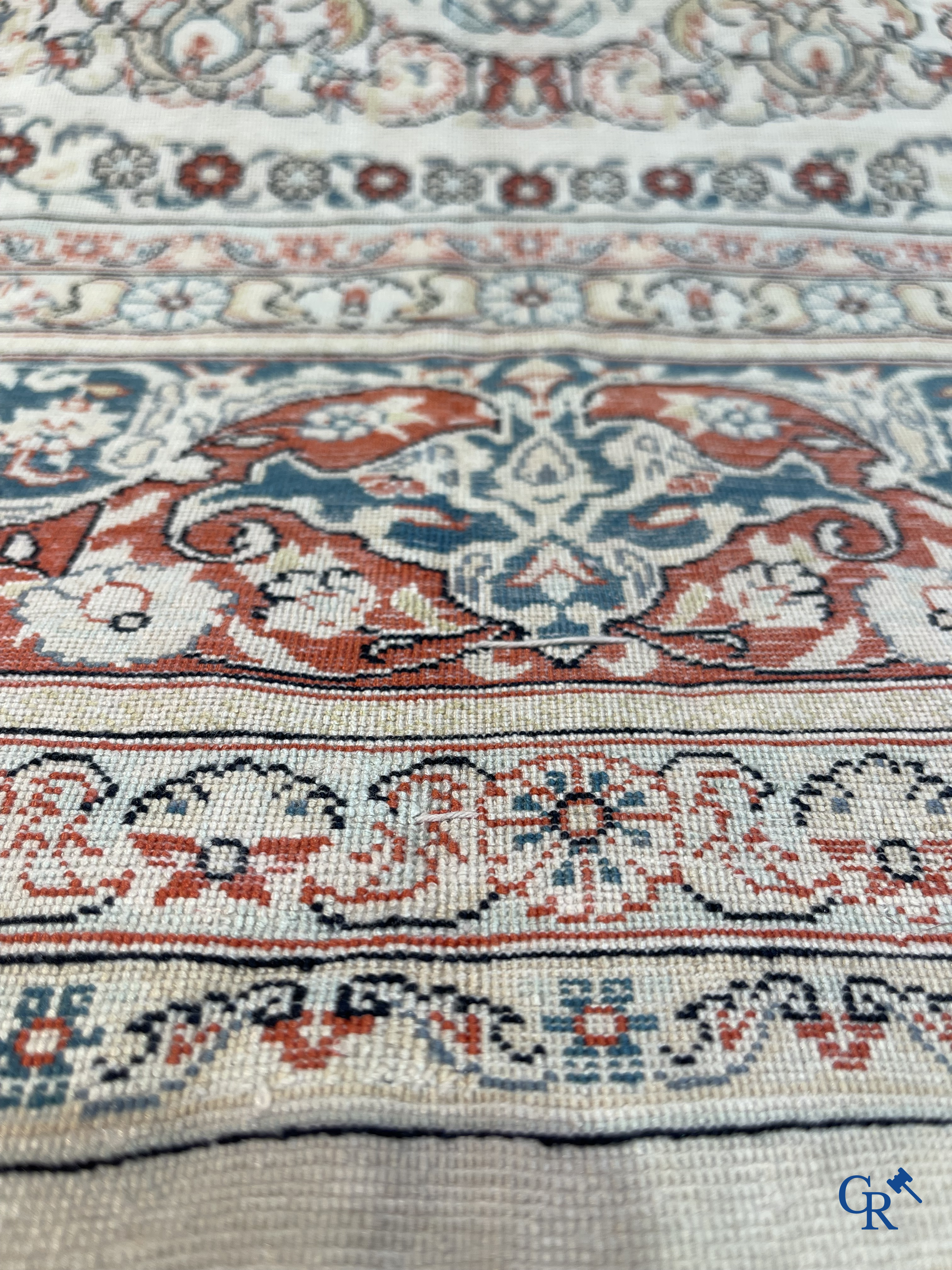 Tapis d'Orient: Hereke, un tapis d'orient en soie finement noué au décor floral.